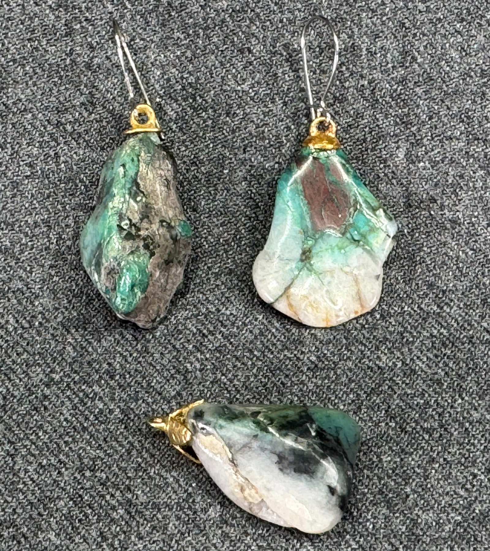 Vintage tumbled emerald stone assorted drop pierced earrings and pendant