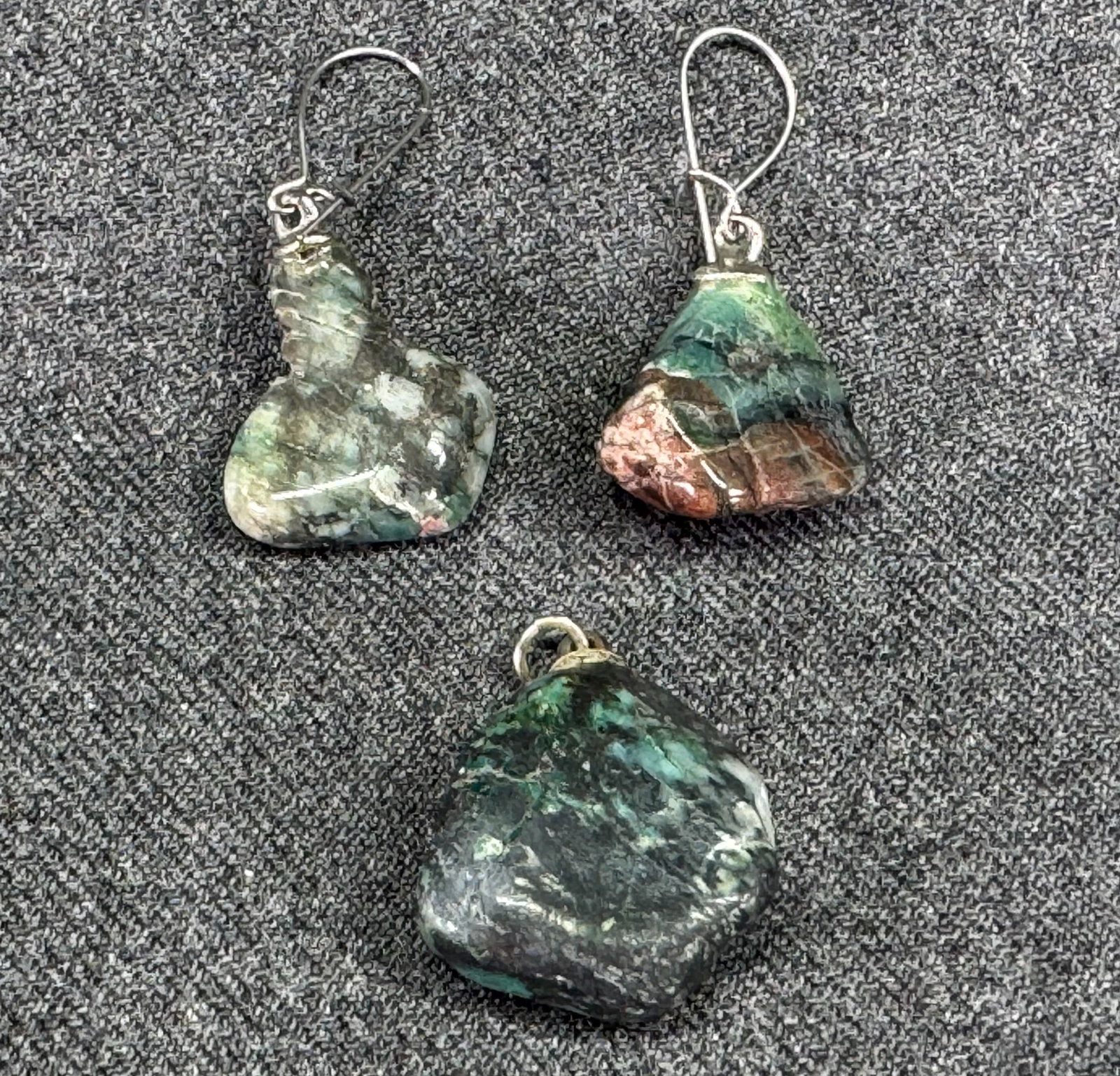 Vintage tumbled emerald stone assorted drop pierced earrings and pendant