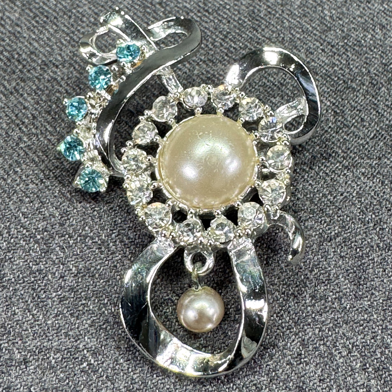 Vintage rhinestones pearly bead cab & drop brooch pin. Silver-toned. *e