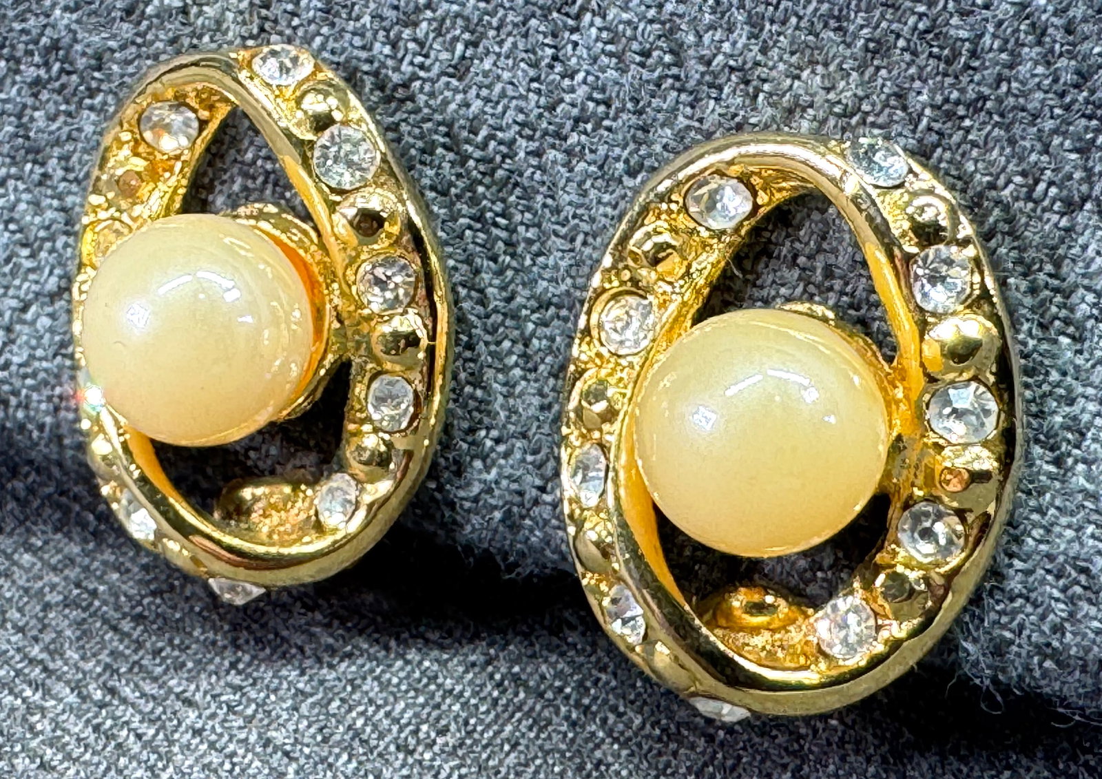 Vintage rhinestones pearly bead gold-toned clip on earrings #A