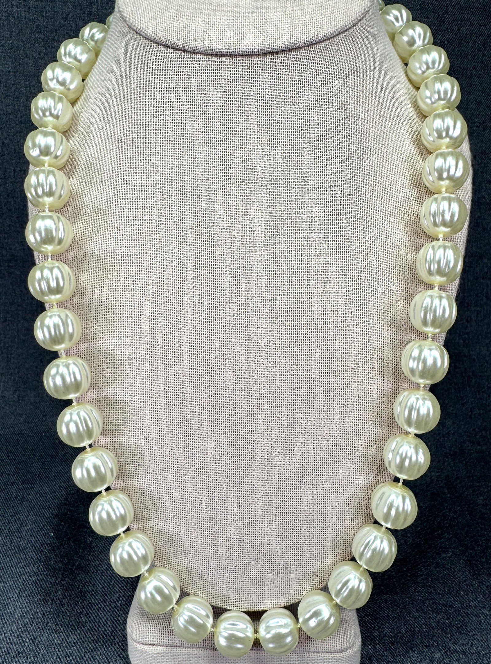 Vintage thermoplastic striped pearly beads necklace. *c (1 of 4)