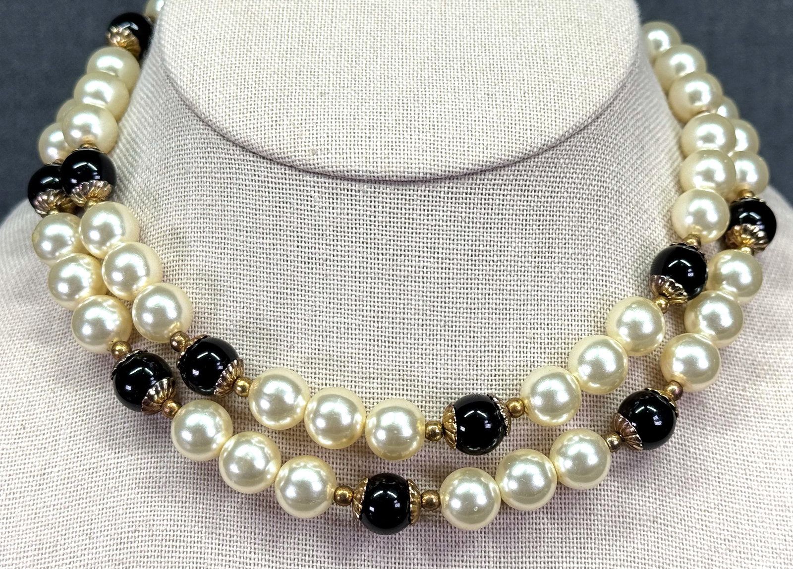 Vintage pearly & black plastic beads gold-toned necklace. *c: Vintage pearly & black plastic beads gold-toned necklace. Unmarked. For measures please refer to the pictures taken with a measuring tape. Weight: 37 Grams. IN HOUSE FLAT SHIPPING & HANDLING COST WITH