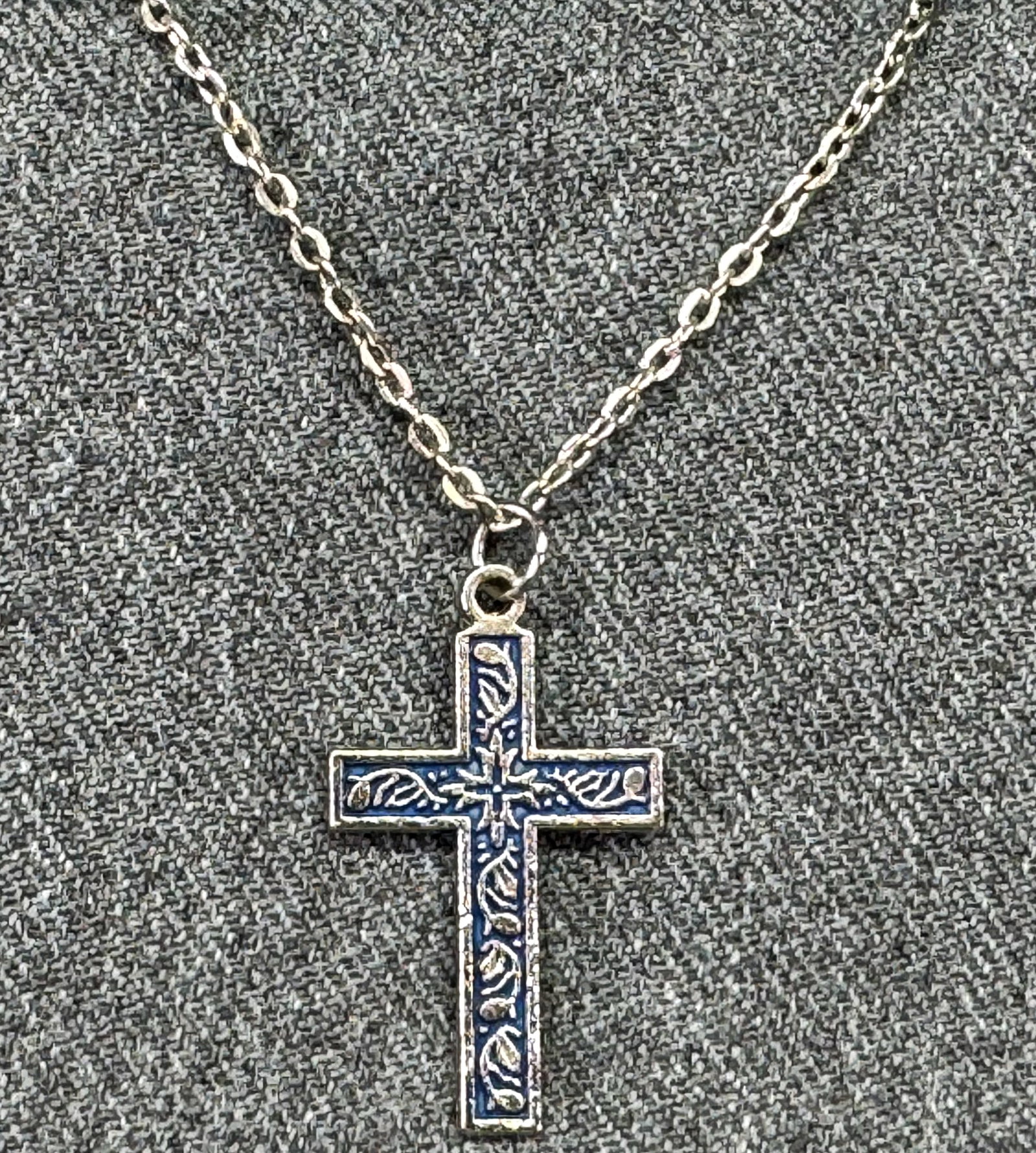 Vintage blue enamel silver-toned metal floral cross with chain. #a: Vintage blue enamel silver-toned metal floral cross with chain. Unmarked. For measures please refer to the pictures taken with a measuring tape. Weight:5 Grams. IN HOUSE FLAT SHIPPING & HANDLING COST 