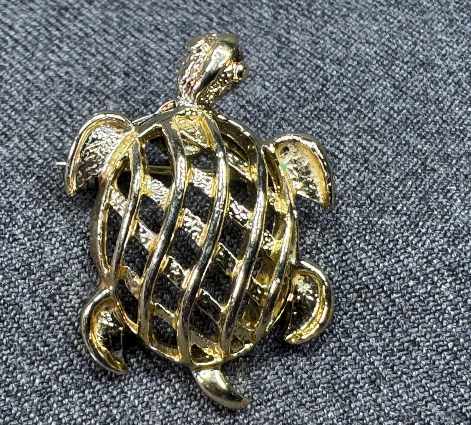 Vintage Gerrys gold-toned turtle brooch pin. *a (1 of 4)