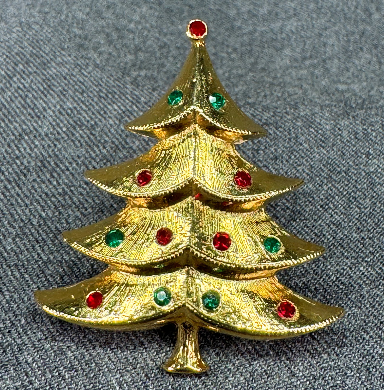 Vintage Textured Christmas Tree Brooch Pin. Red Green Crystals. Gold-tone. *i (1 of 4)