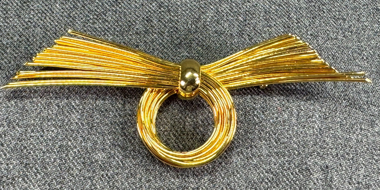 Vintage goldtoned metal wire spray brooch pin