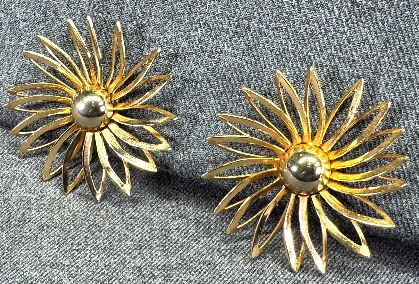 Vintage Sarah Coventry atomic starburst flower gold-toned clip earrings: Vintage Sarah Coventry atomic starburst flower gold-toned clip earrings. Marked. For measures please refer to the pictures taken with a measuring tape. Weight: 20 Grams . IN HOUSE FLAT SHIPPING & HAND