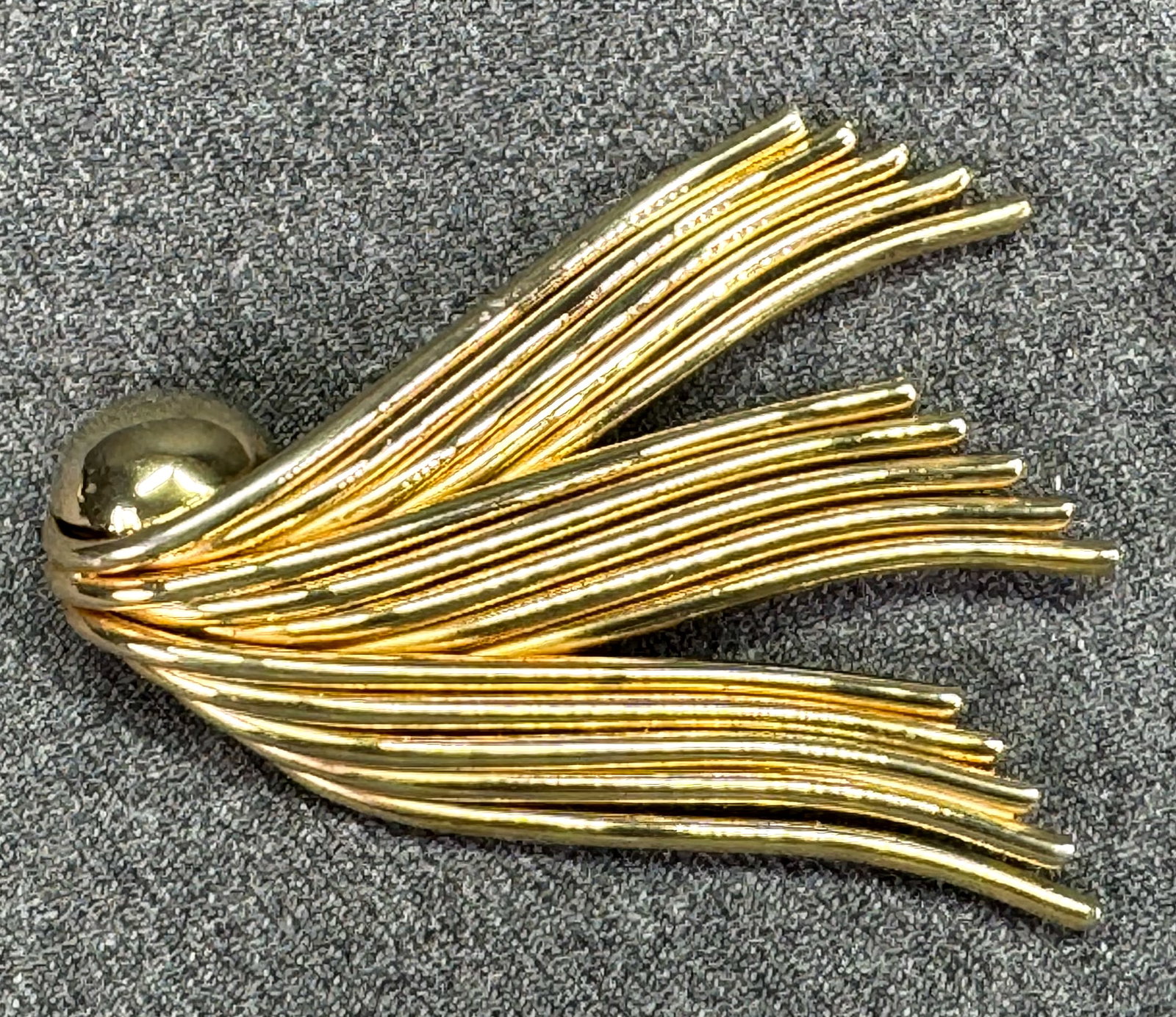Vintage Marvella windswept brooch pin. Gold-toned . *e