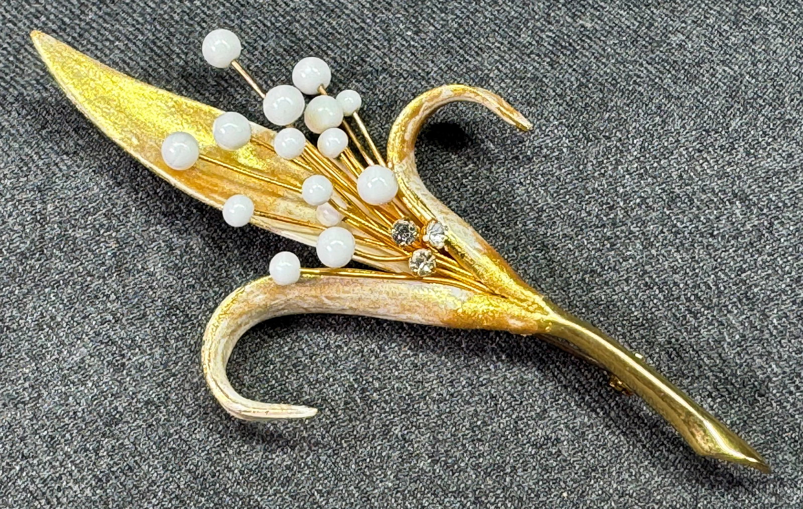 Vintage jeweled creamy & golden painted floral large brooch pin. *c: Vintage jeweled creamy & golden painted floral large brooch pin. Unmarked. For measures please refer to the pictures taken with a measuring tape. Weight: 21 Grams. IN HOUSE FLAT SHIPPING & HANDLING CO