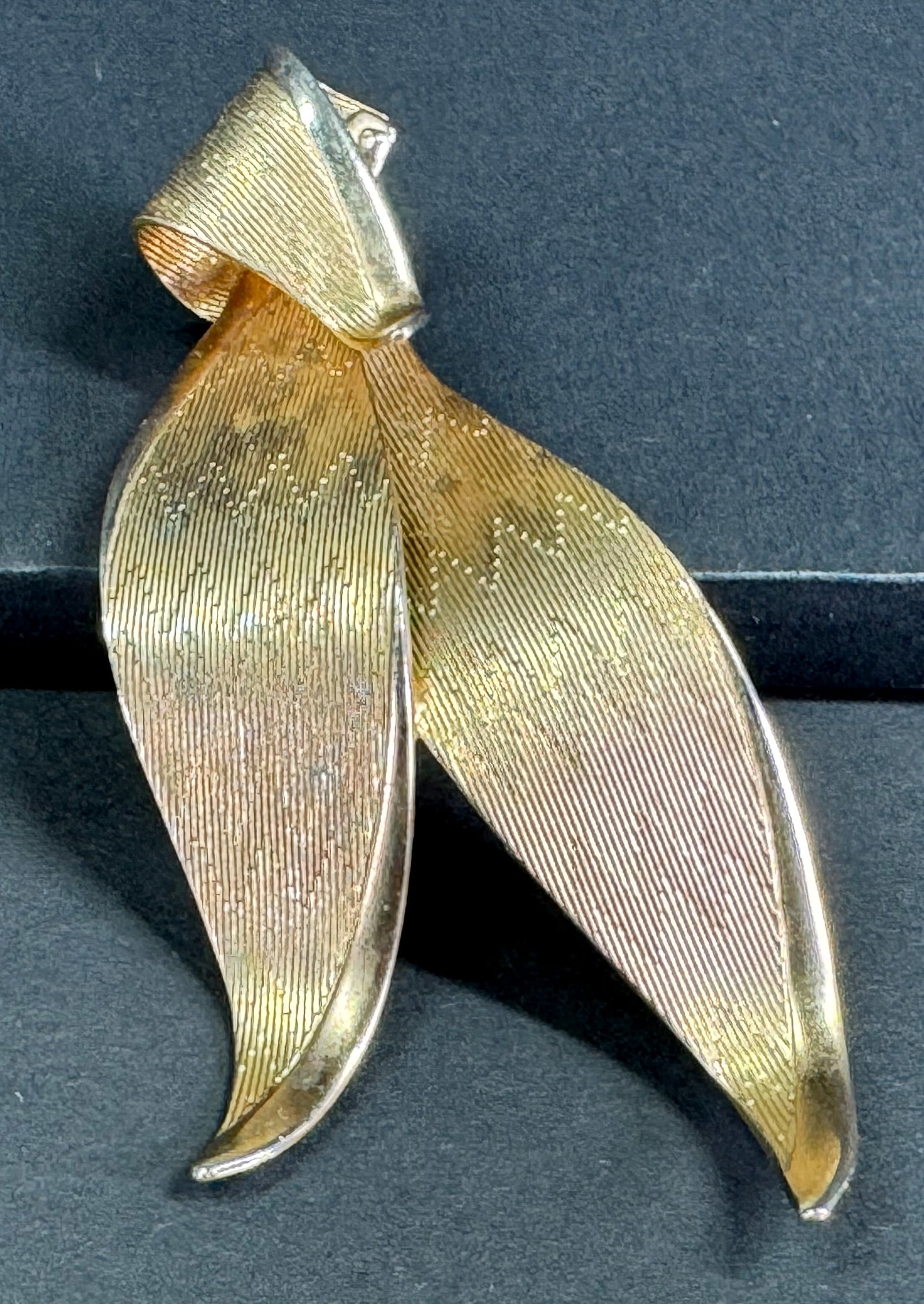 Vintage textured goldtone metal leaves pin brooch.