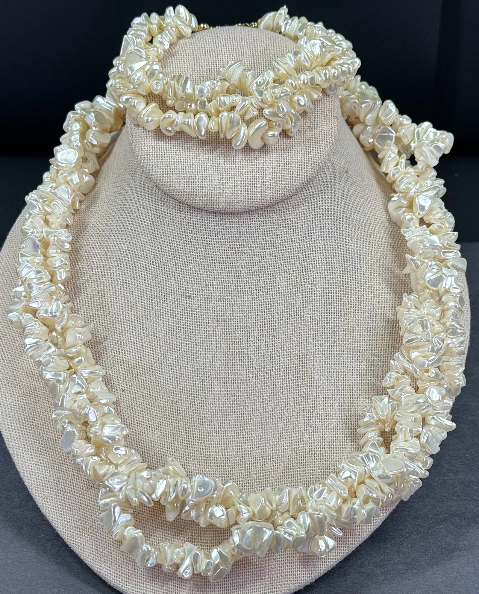 Vintage faux pearl beads 3 strands necklace & matching bracelet set.: IN HOUSE FLAT SHIPPING & HANDLING COST WITHIN ALL THE U.S. : $10 To bypass LiveShipping, and use our In-House shipping service for $10 or shipping combined for multiple lots, please select “Arra