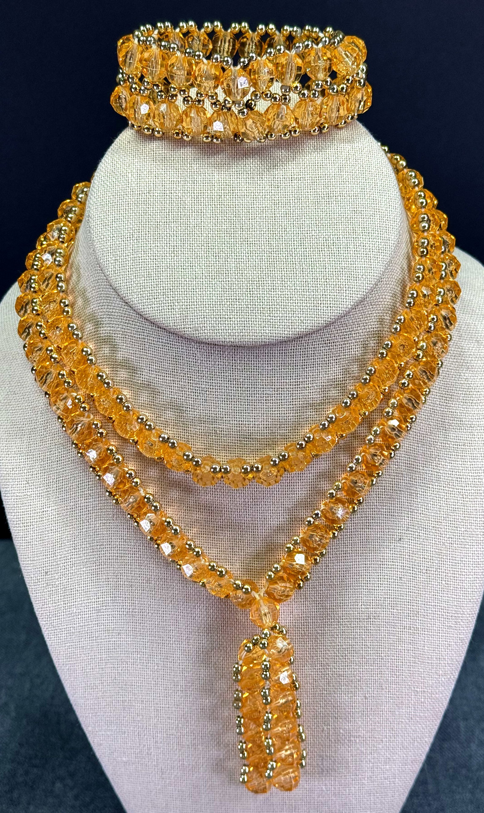 Vintage faceted juicy amber color plastic & golden woven beaded necklace & elastic bracelet.: IN HOUSE FLAT SHIPPING & HANDLING COST WITHIN ALL THE U.S. : $7 To bypass LiveShipping, and use our In-House shipping service for $7 or shipping combined for multiple lots, please select “Arrang
