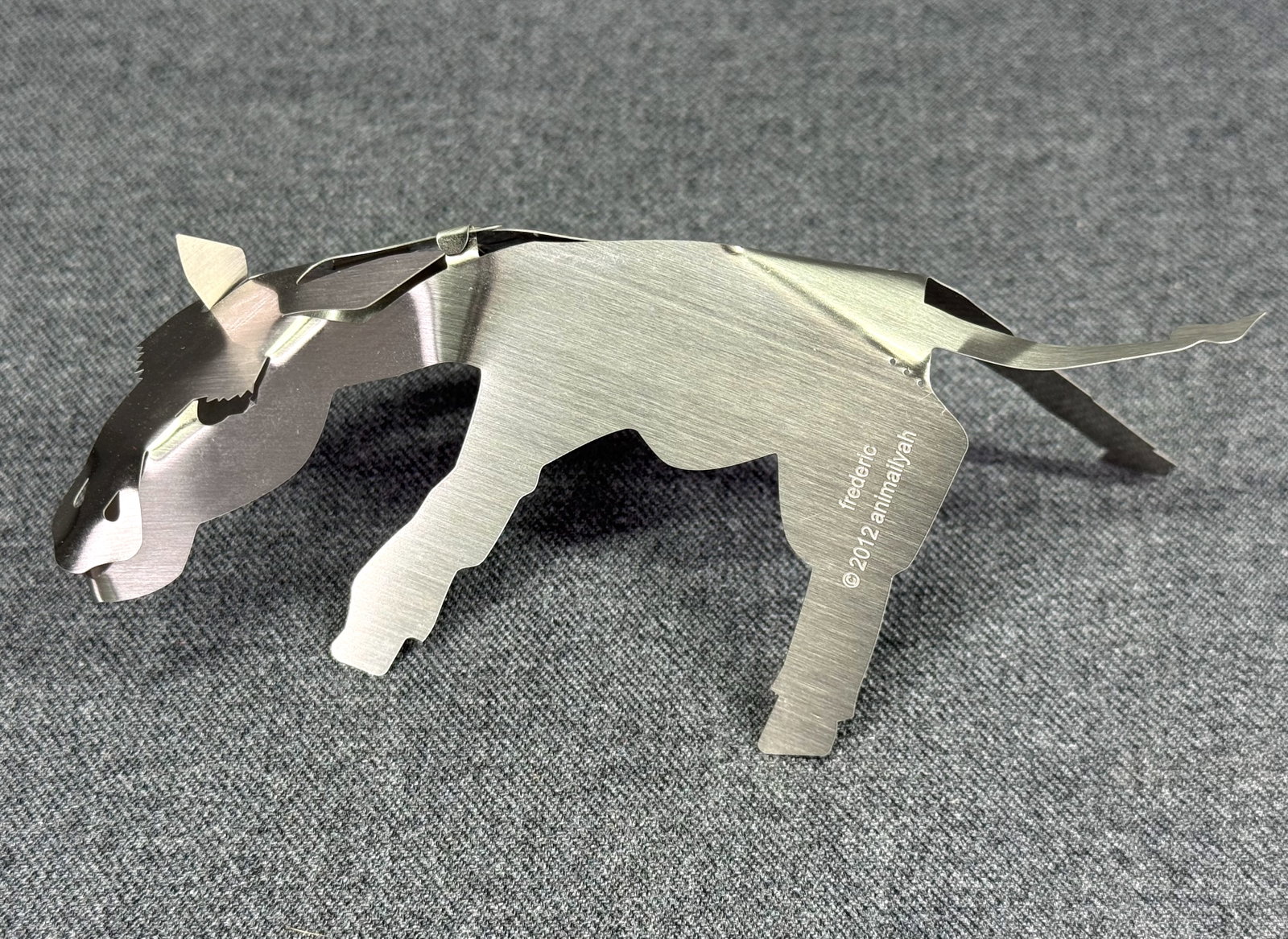 Animallyah 2012 Frederic Modern Metal Horse Sculpture Origami Art Figure. *i: Animallyah 2012 Frederic Modern Metal Horse Sculpture Origami Art Figure. Marked. For measures please refer to the pictures taken with a measuring tape. Weight: 15 Grams. IN HOUSE FLAT SHIPPING & HAND