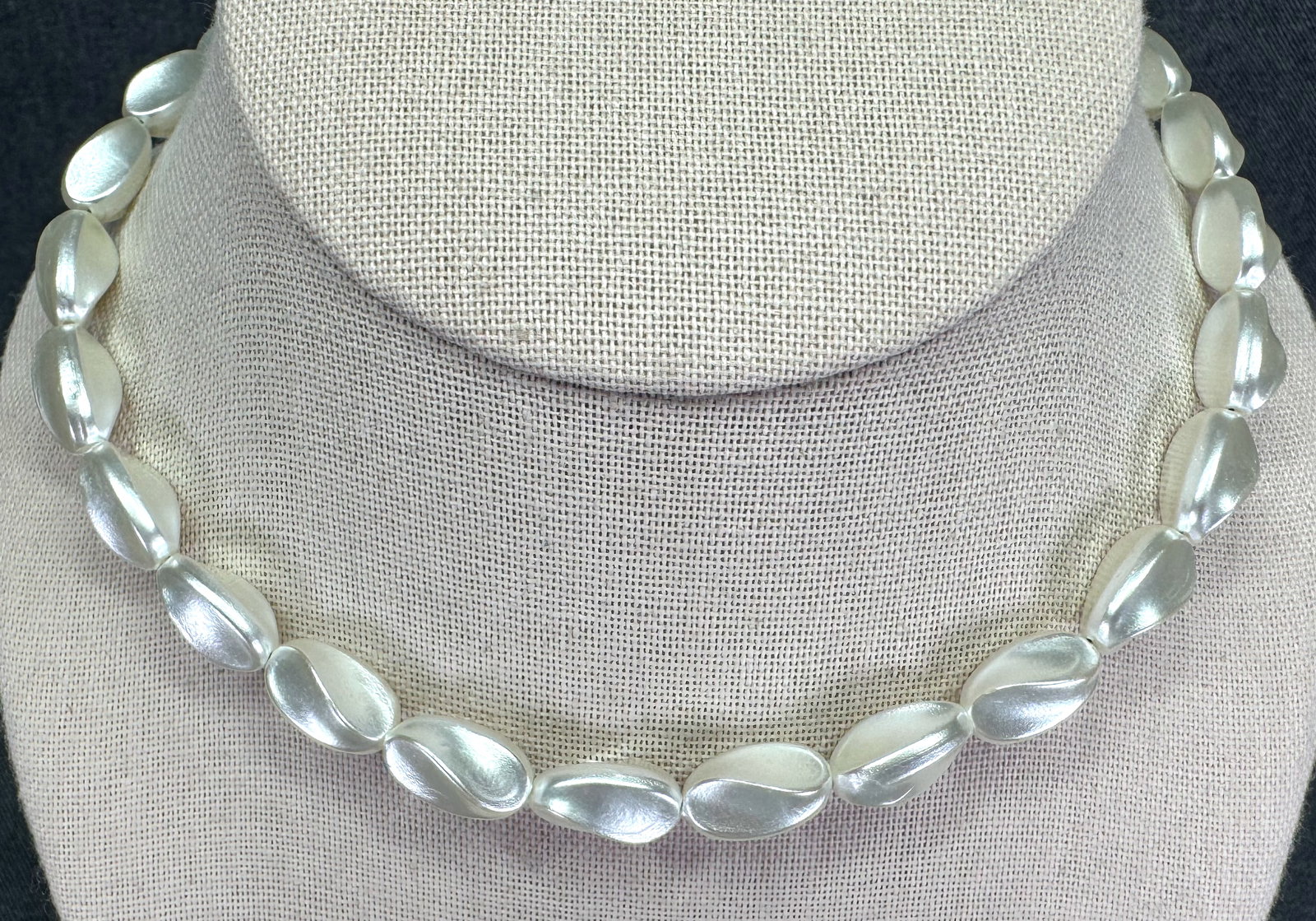 Vintage pearly beads collar necklace. *e: Vintage pearly beads collar necklace. Unmarked. For measures please refer to the pictures that were taken with a measuring tape. Weight: 15 Grams. IN HOUSE FLAT SHIPPING & HANDLING COST WITHIN ALL THE
