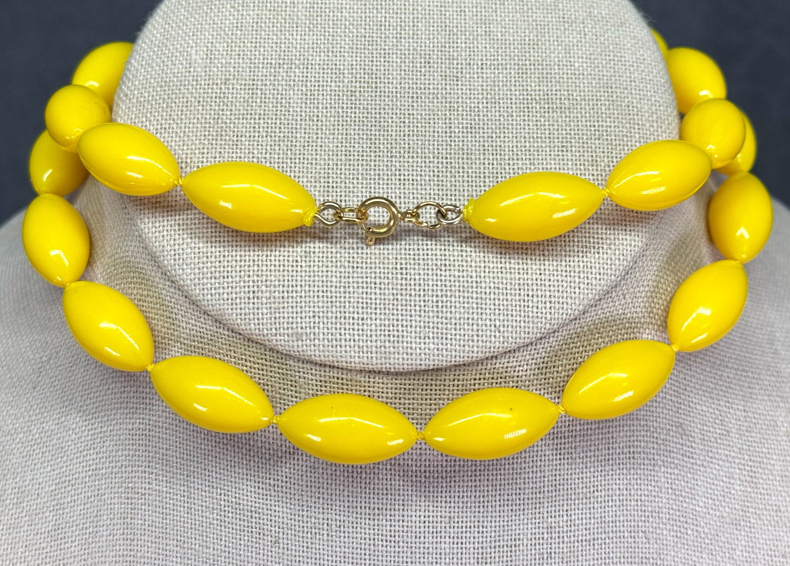 Vintage yellow thermoplastic beaded necklace. *e (1 of 5)