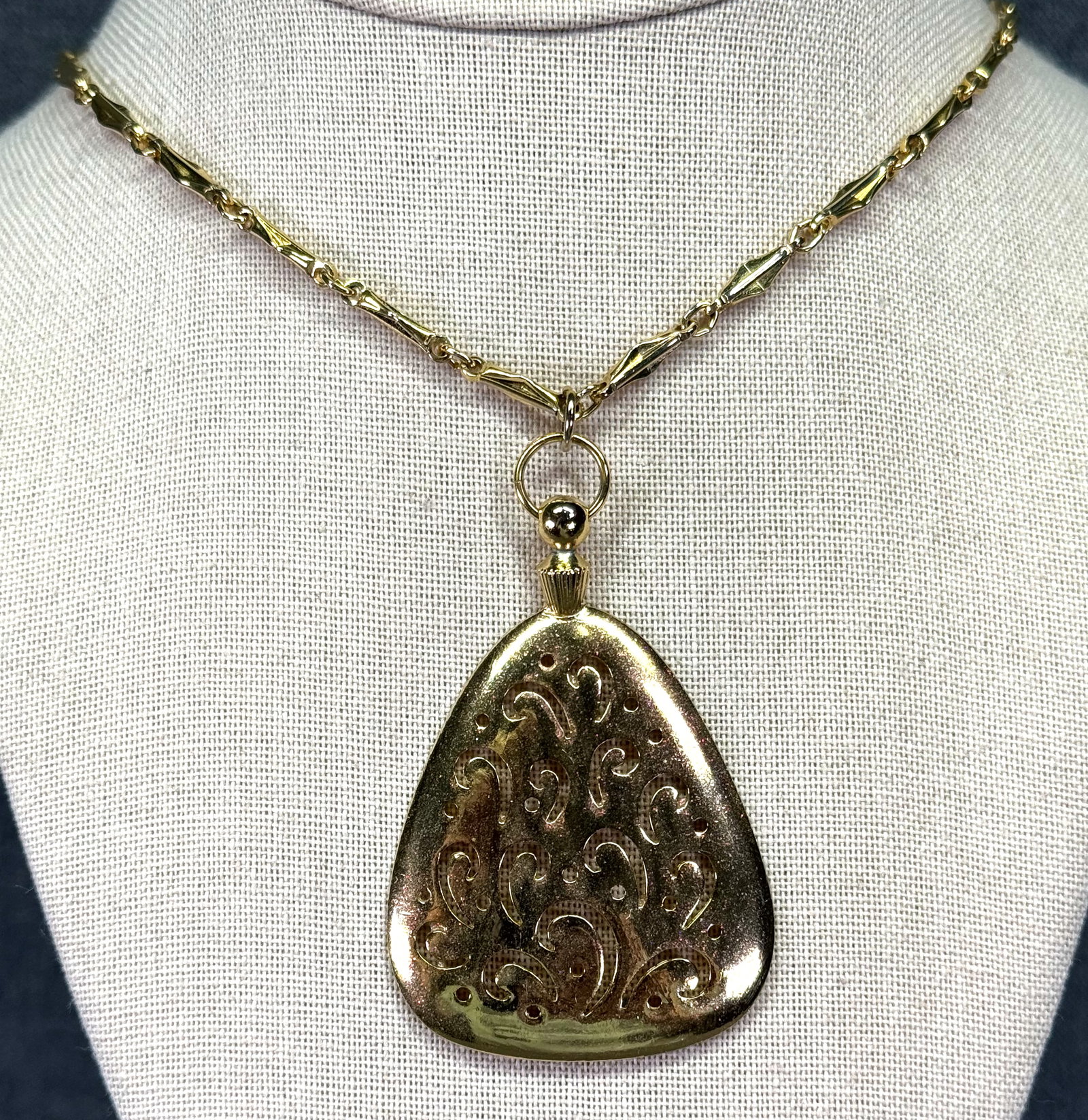 Vintage glitter enamel gold-toned pendant decorated chain necklace. *a