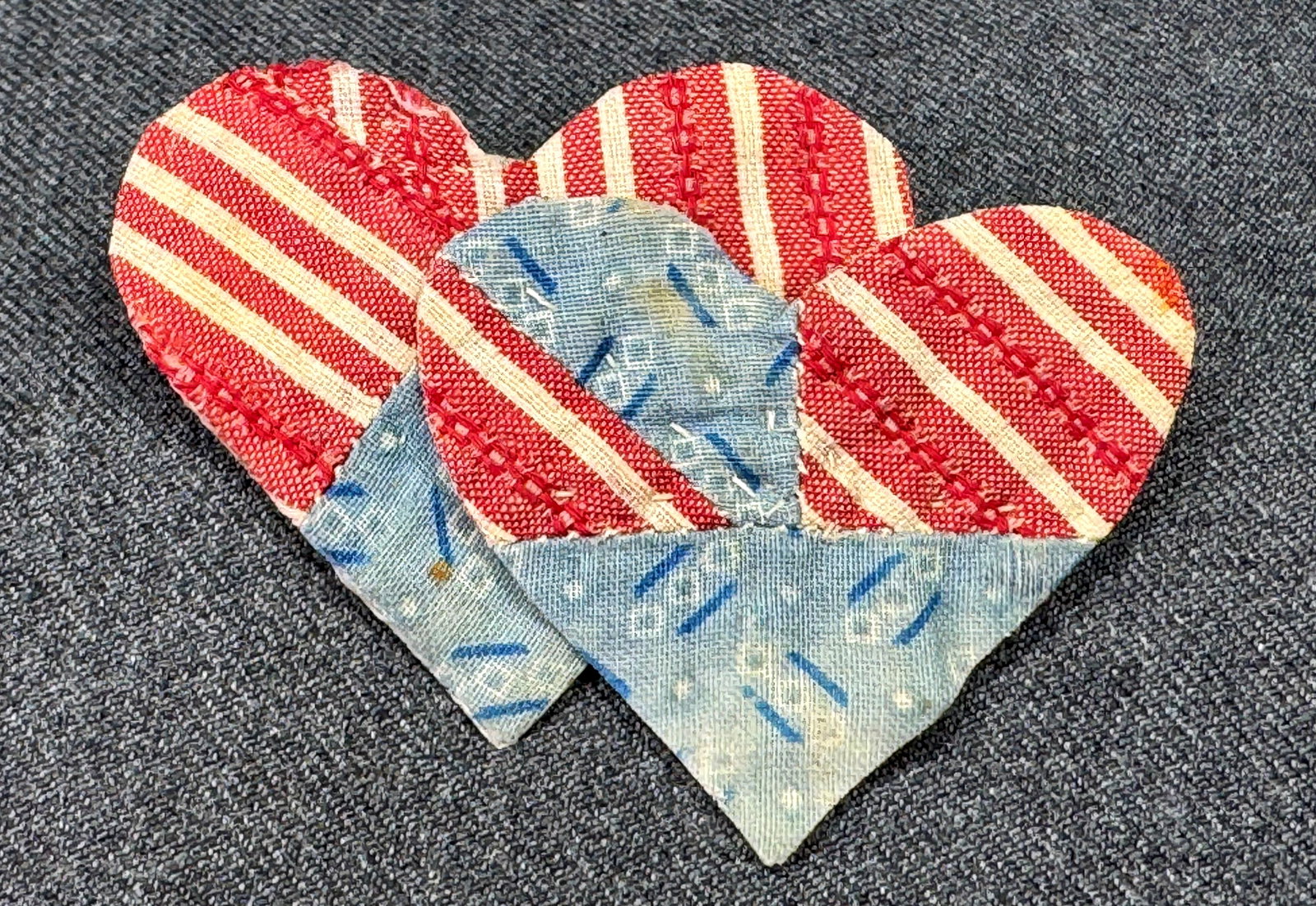 Vintage artisan crafted fabric Patriotic hearts brooch pin. *c