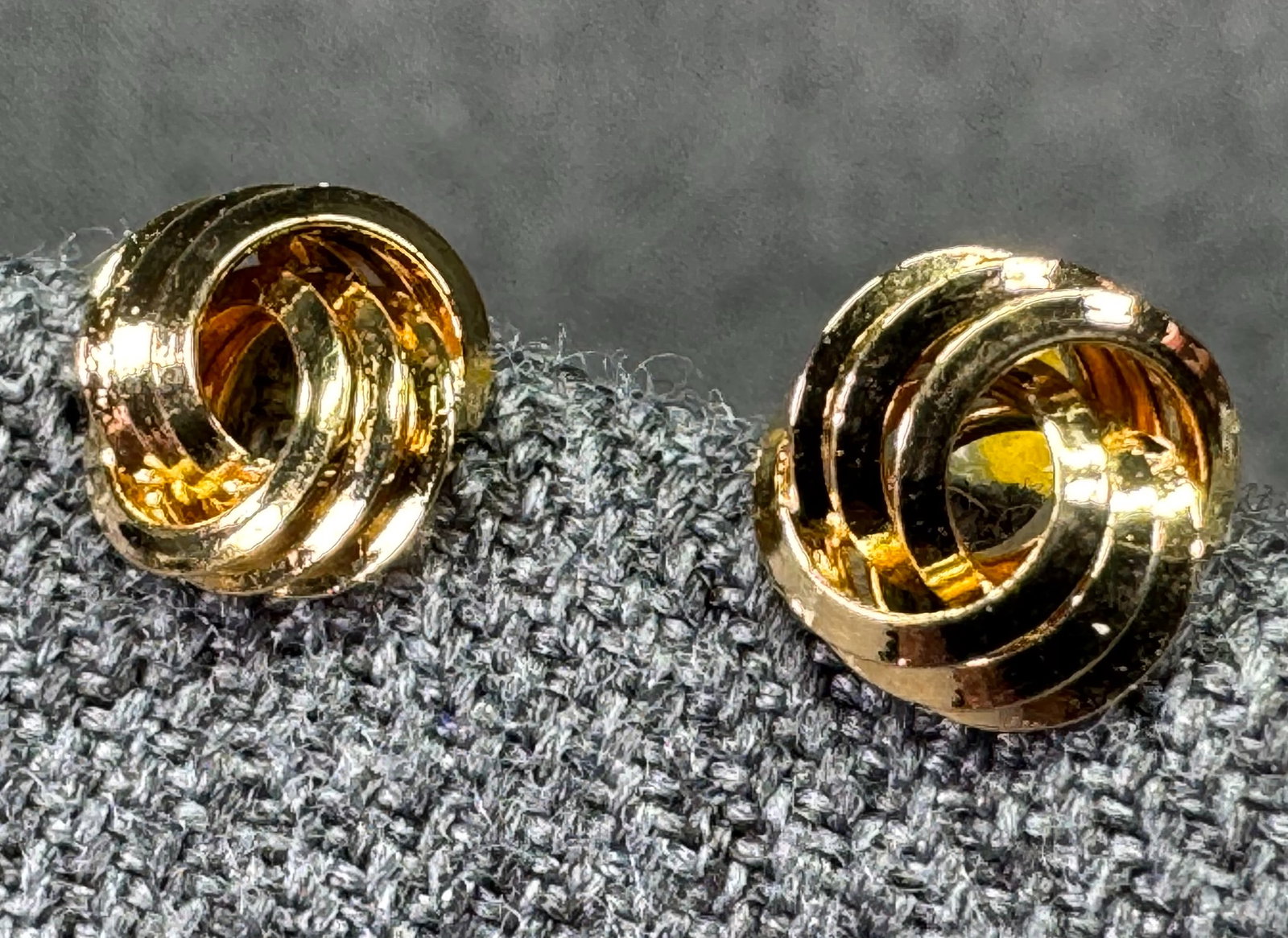 Vintage gold-toned woven ball stud earrings #a