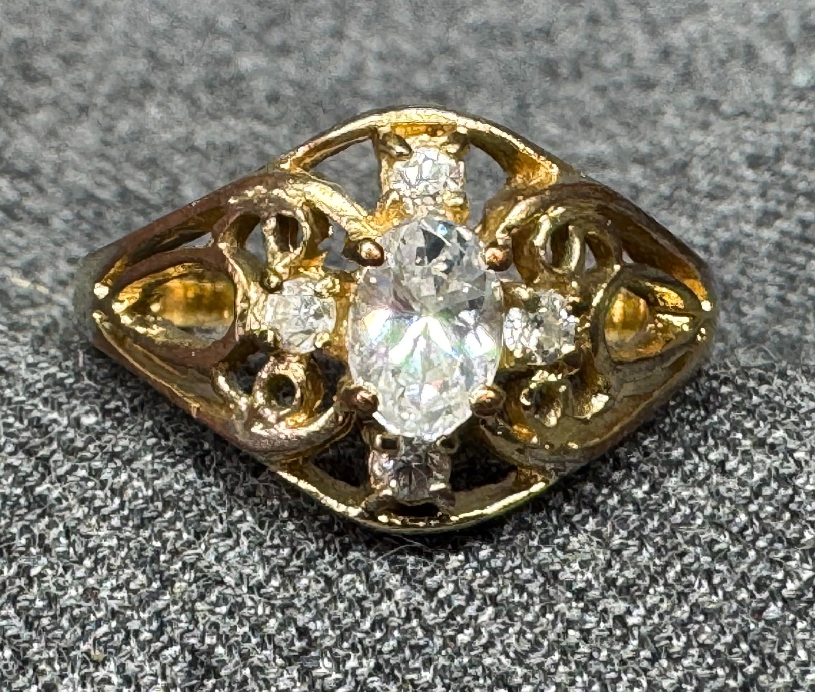 Vintage cubic zirconia CZ gold-toned ring. *e