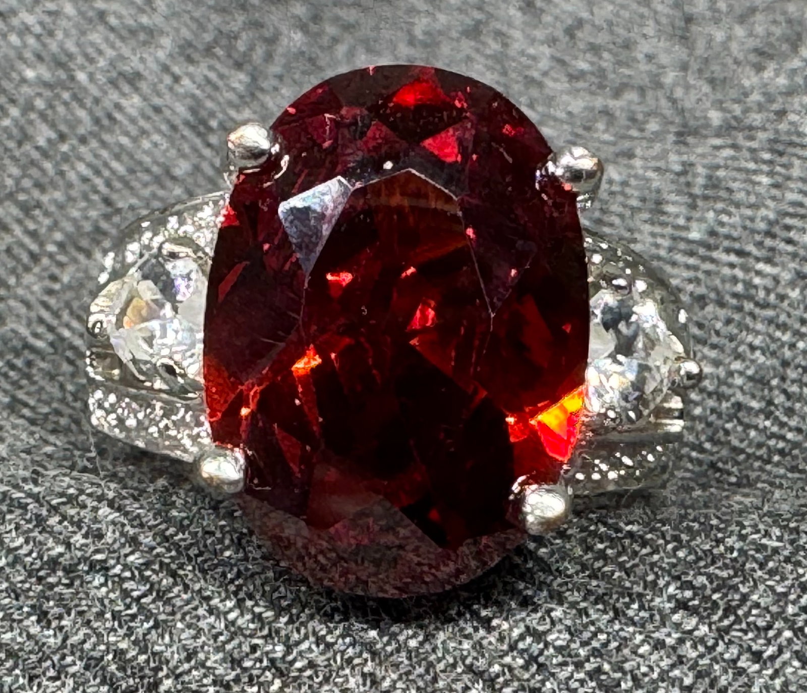 Faceted red & clear hearts CZ silver-toned ring. *e
