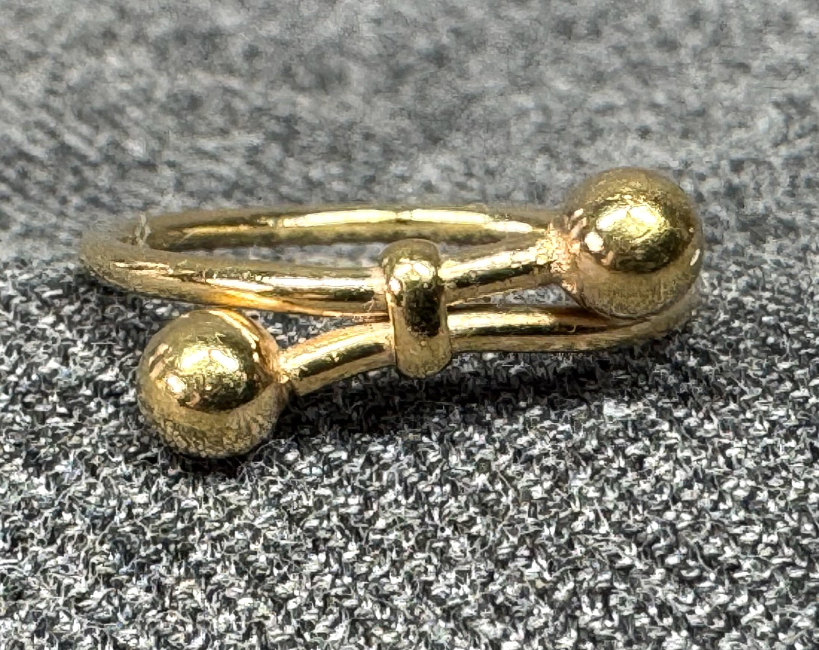Vintage ball beads gold-toned ring. *e: Vintage ball beads gold-toned ring. Unmarked. For measures please refer to the pictures that were taken with a measuring tape. Weight: 1.40 Grams. IN HOUSE FLAT SHIPPING & HANDLING COST WITHIN ALL THE