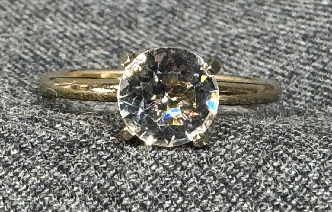 Vintage solitaire engagement ring band. Clear crystal, gold-toned . *e: Vintage solitaire engagement ring band. Clear crystal, gold-toned . Unmarked. For measures please refer to the pictures that were taken with a measuring tape. Weight: 1.27 Grams. IN HOUSE FLAT SHIPPIN