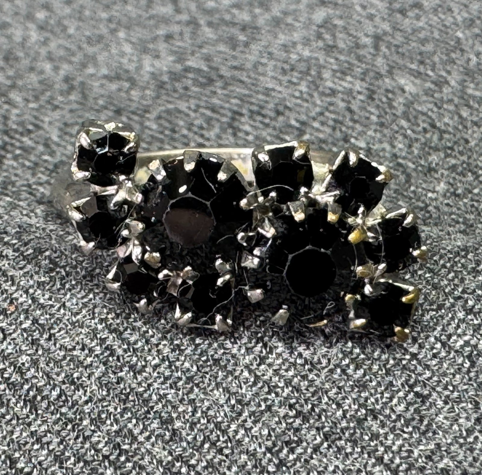 Vintage black crystals silver-toned adjustable ring. *e
