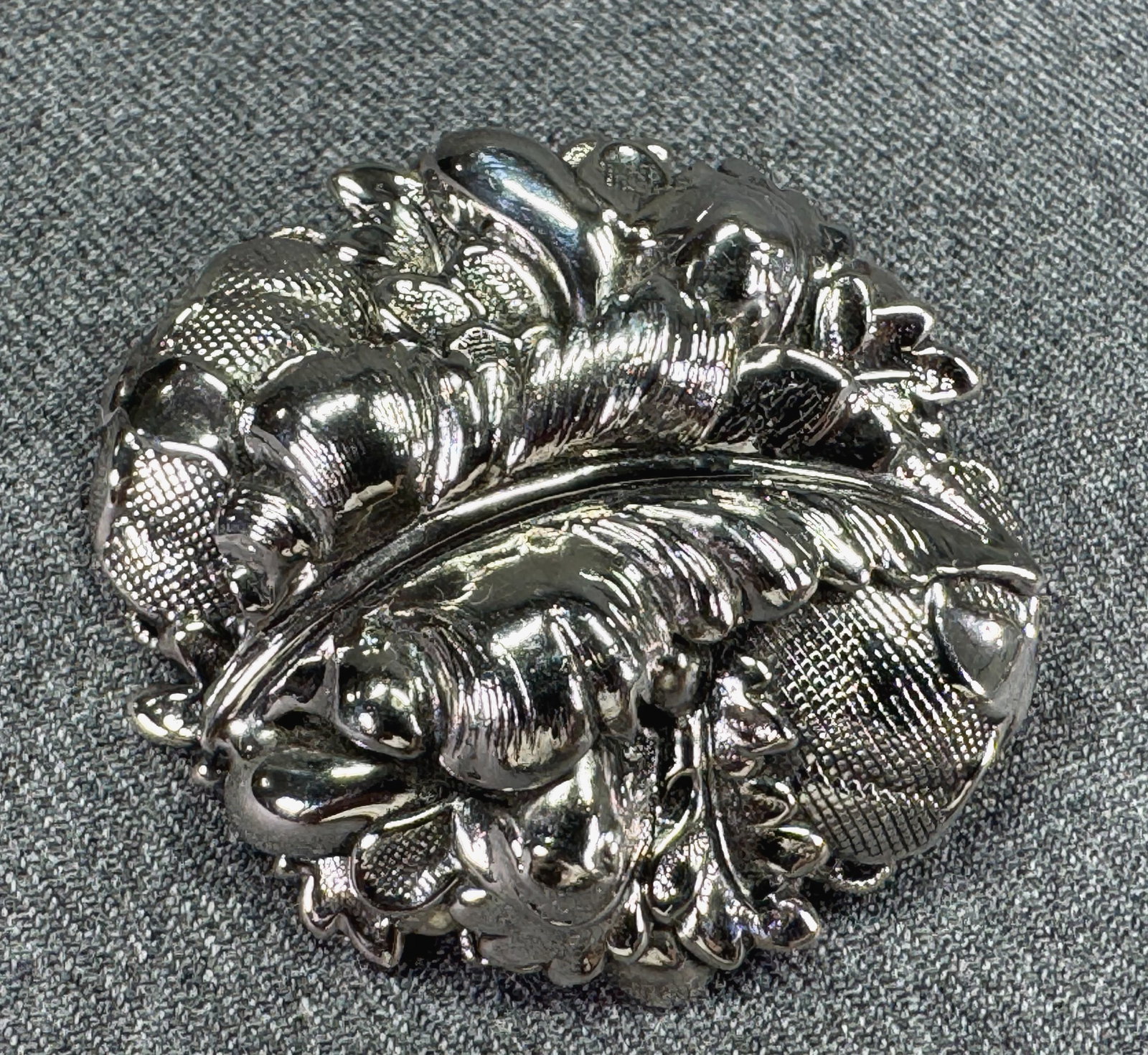 Vintage textured flowers & leaves silvertoned brooch pin (1 of 4)