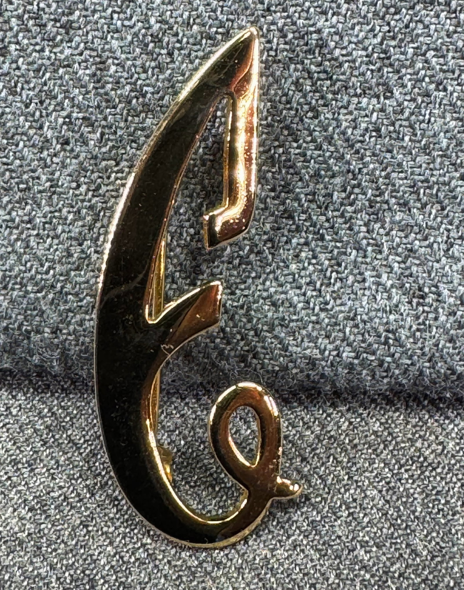 Vintage gold-toned metal initial E brooch pin . *a