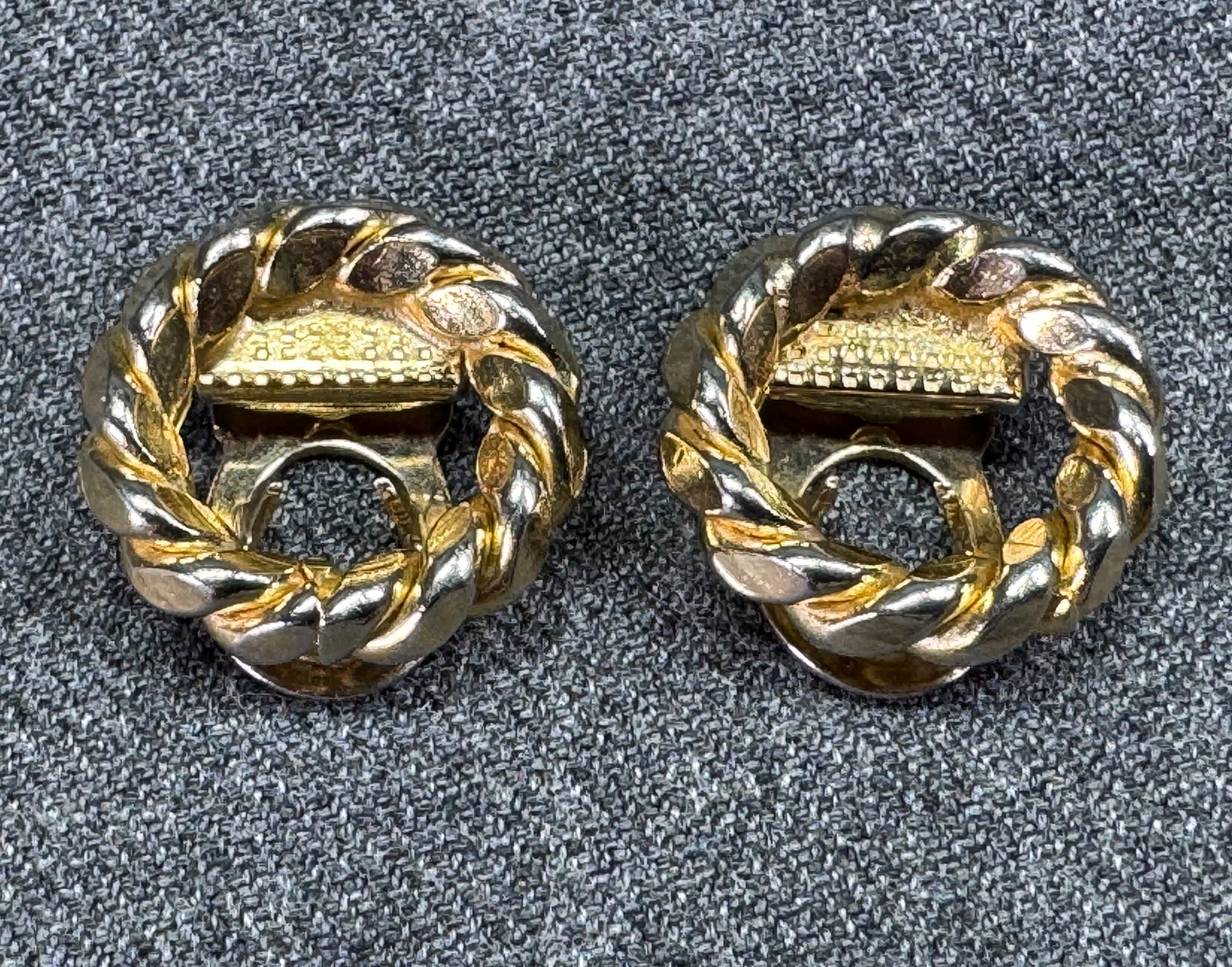 Vintage goldtone metal wreath small dress clip brooch (1 of 5)