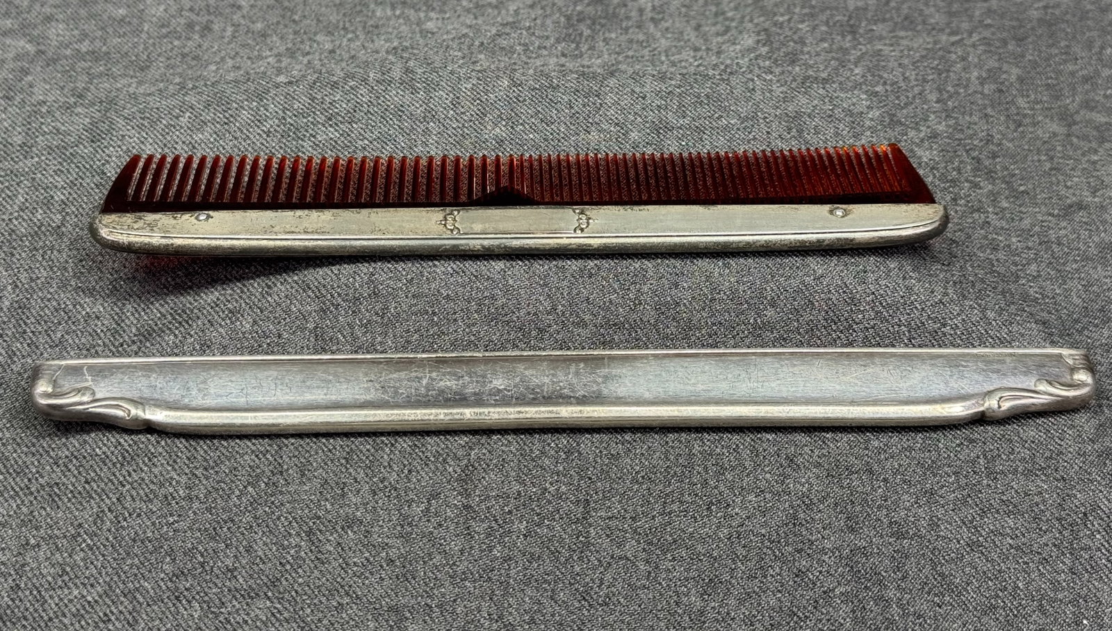 Antique comb & Alpacca Hoka comb top cover. *e: Antique brown plastic & silver plated comb, blank space for a monogram. Unmarked. And a Alpacca Hoka comb top cover. Marked. For measures please refer to the pictures that were taken with a measuring 