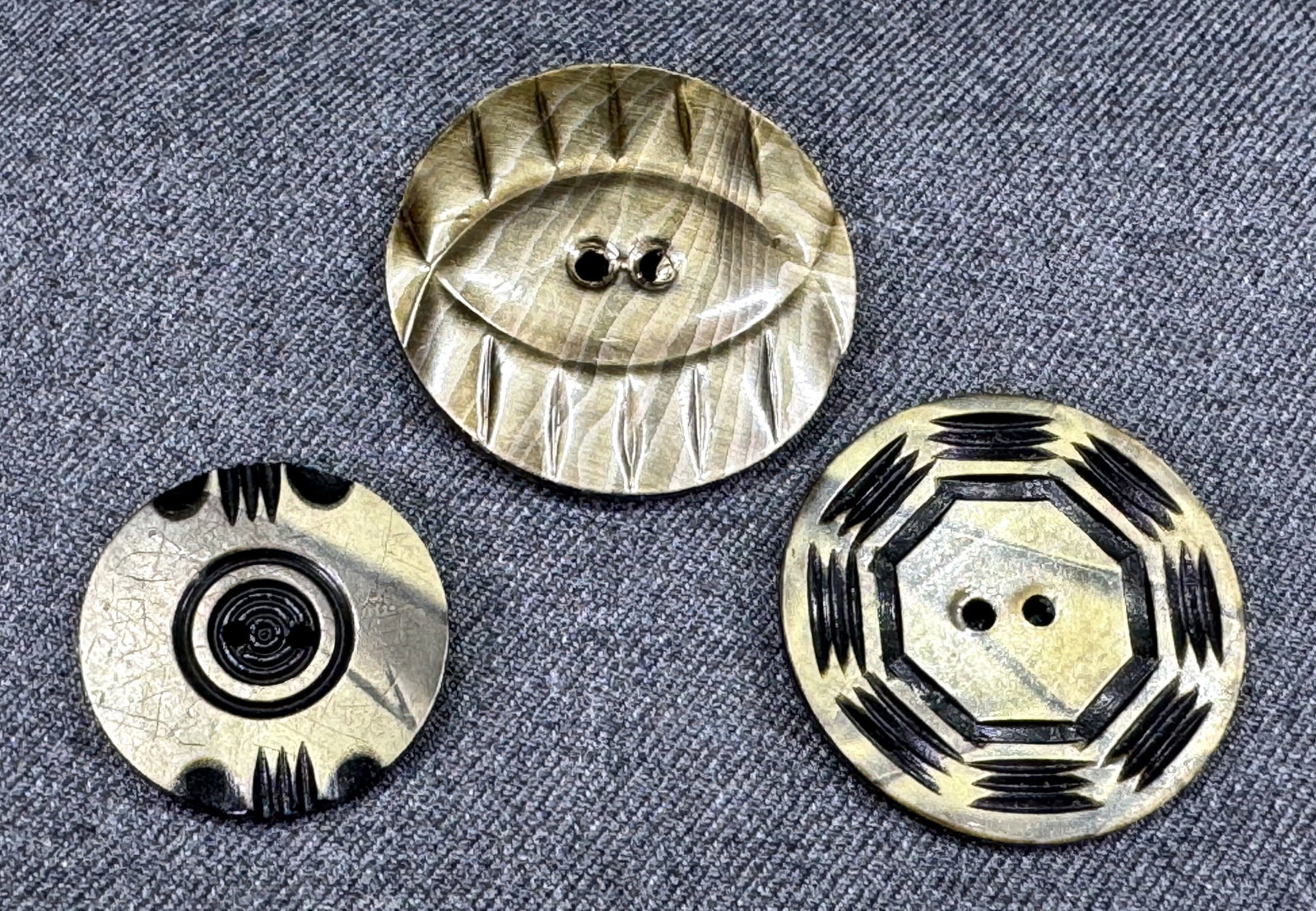 Vintage assorted celluloid buttons. Lot of 3