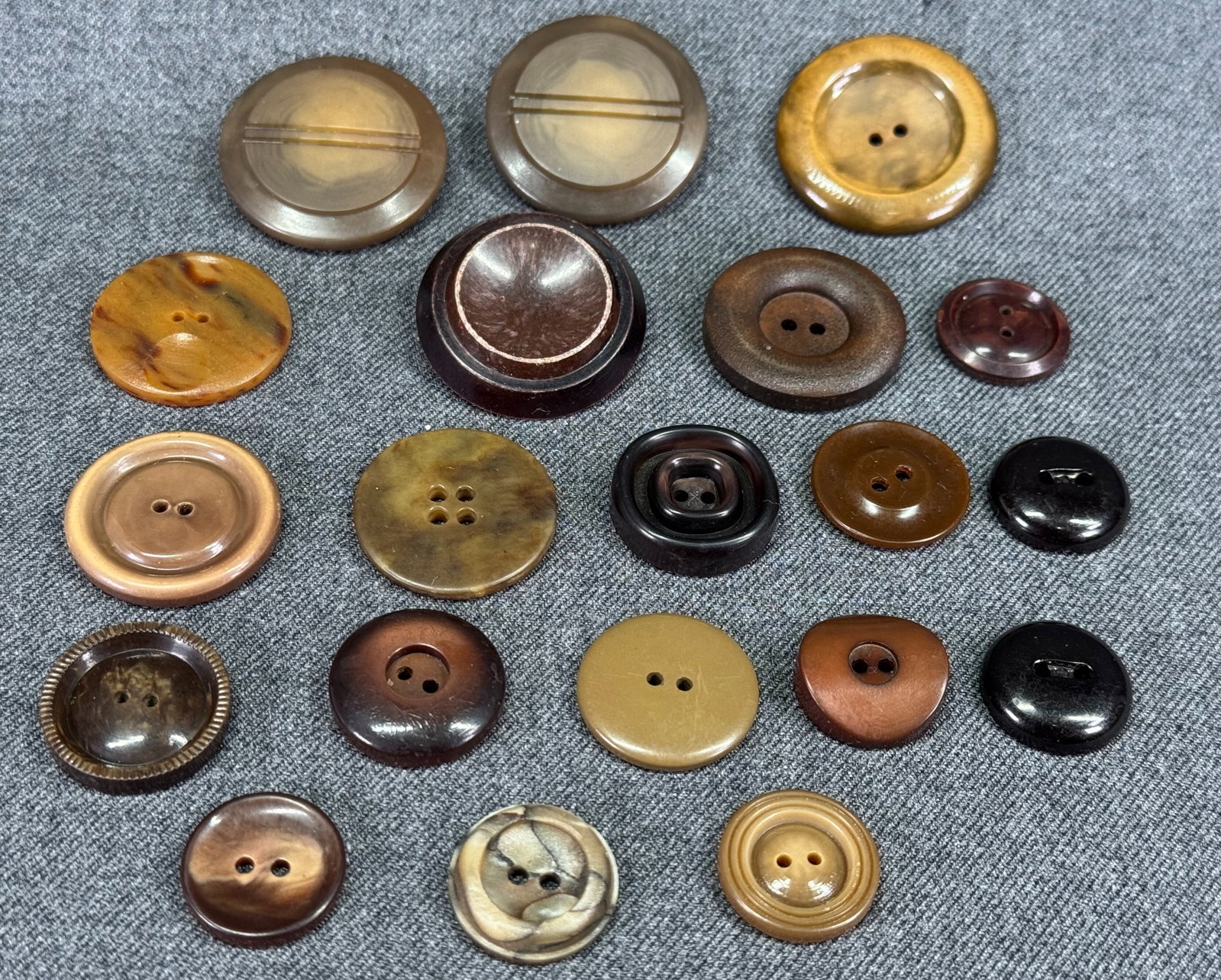 Vintage assorted celluloid, plastic, galalith buttons. Lot of 20 (1 of 5)