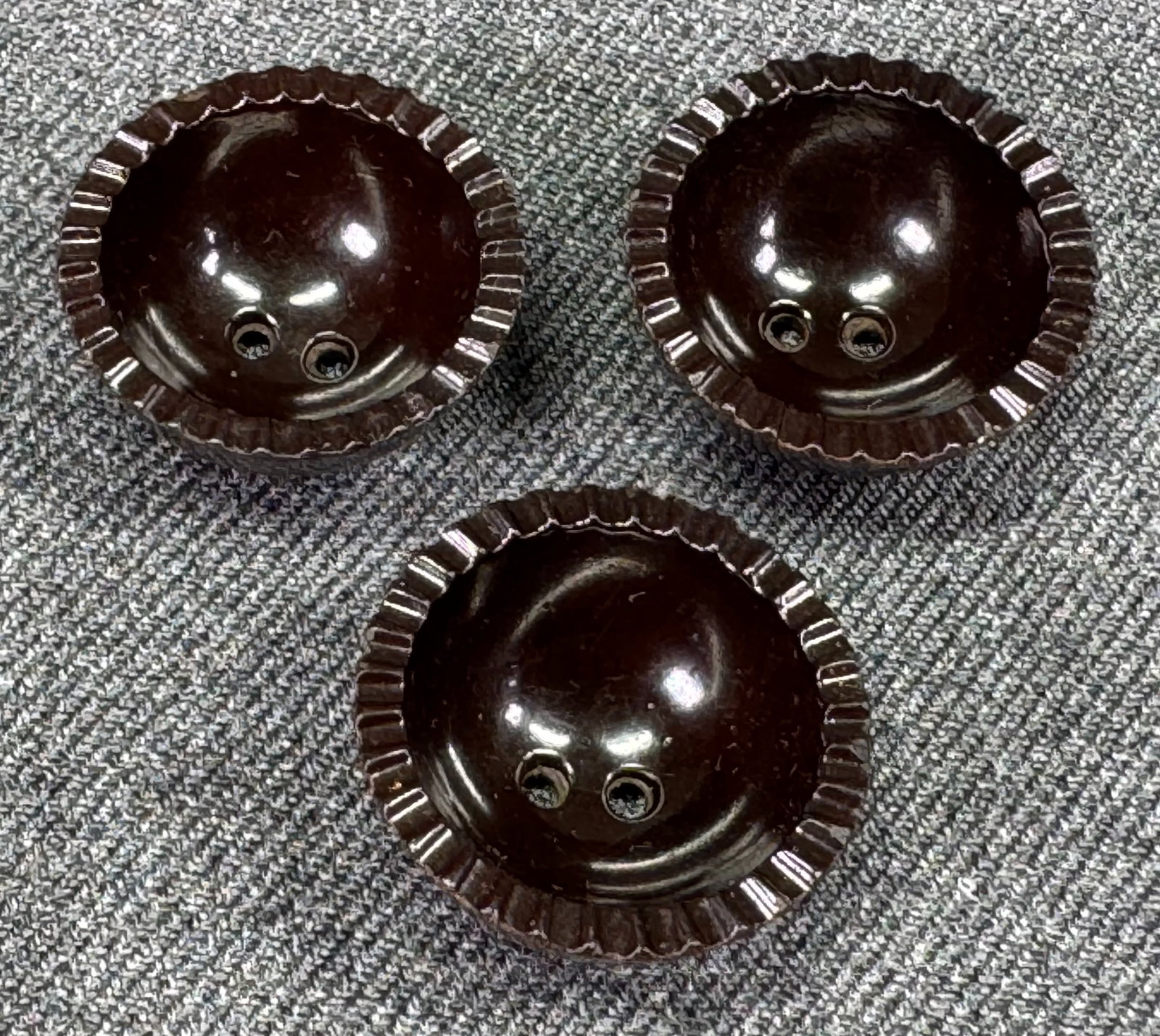 Vintage brown bakelite (tested) flower buttons. Lot of 3