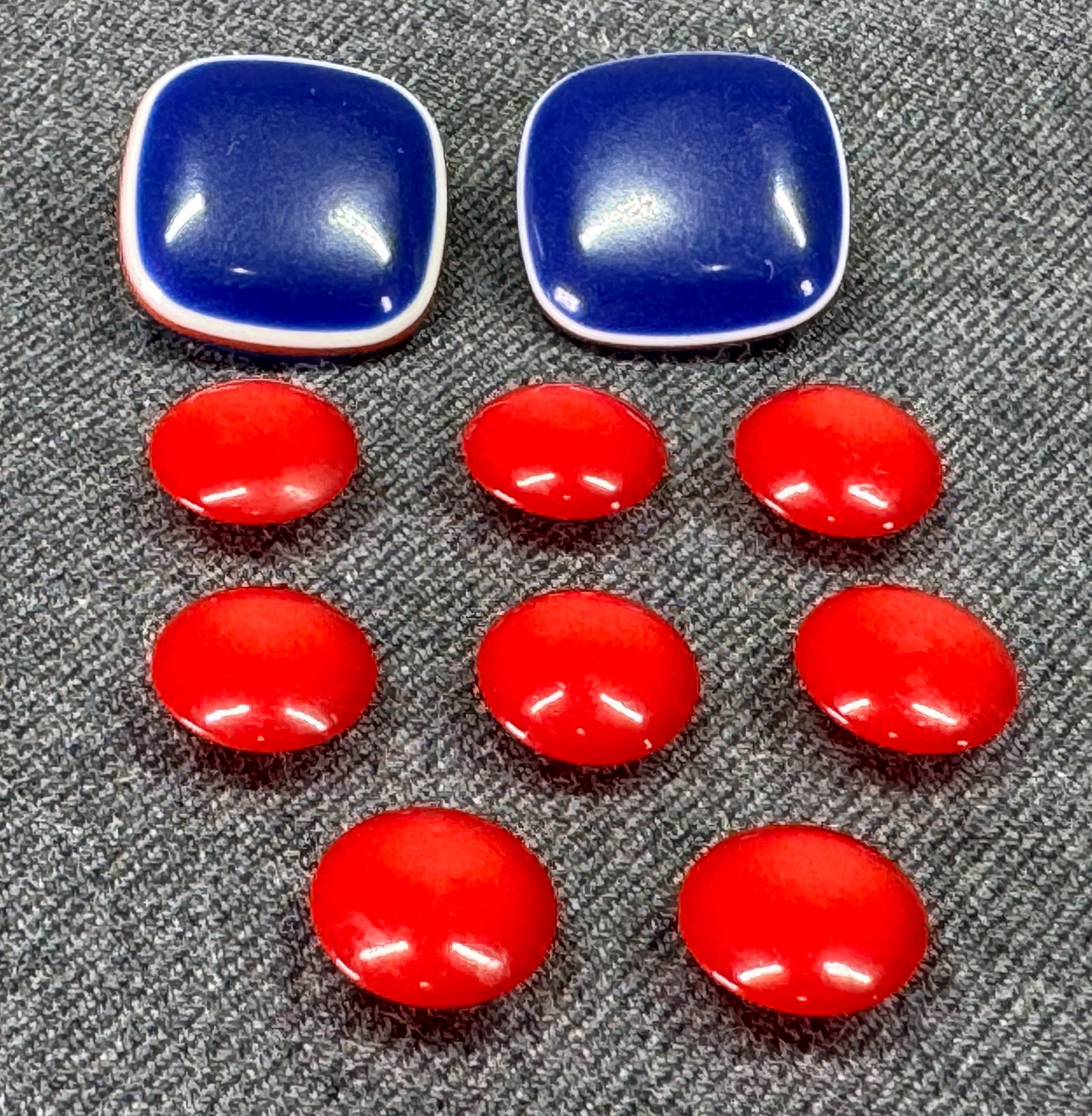 Vintage two patriotic and eight snakk red plastic buttons. Unused: IN HOUSE FLAT SHIPPING & HANDLING COST WITHIN ALL THE U.S. : $7 To bypass LiveShipping, and use our In-House shipping service for $7 or shipping combined for multiple lots, please select “Arrang