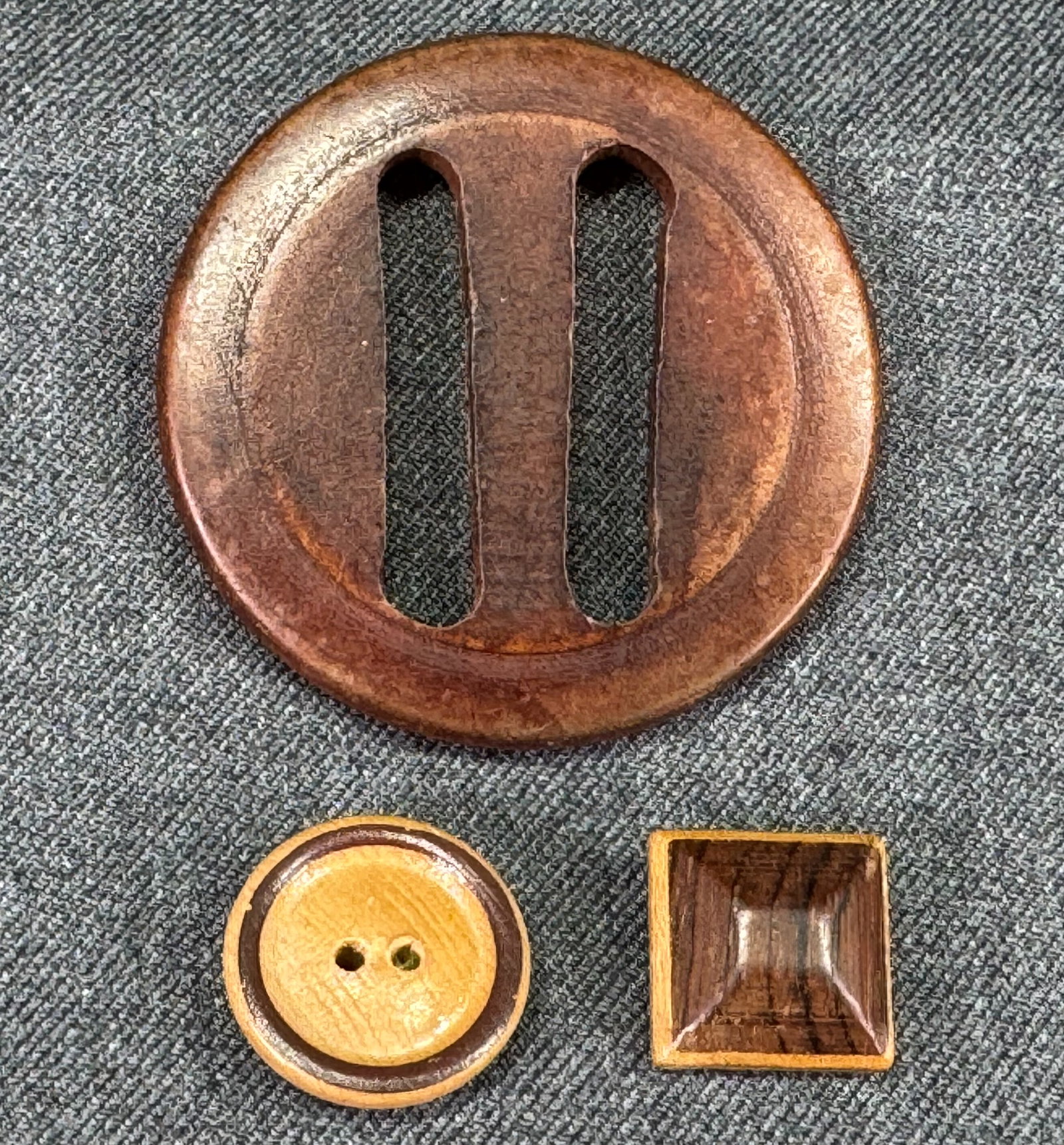 Vintage wooden belt buckle and 2 assorted buttons