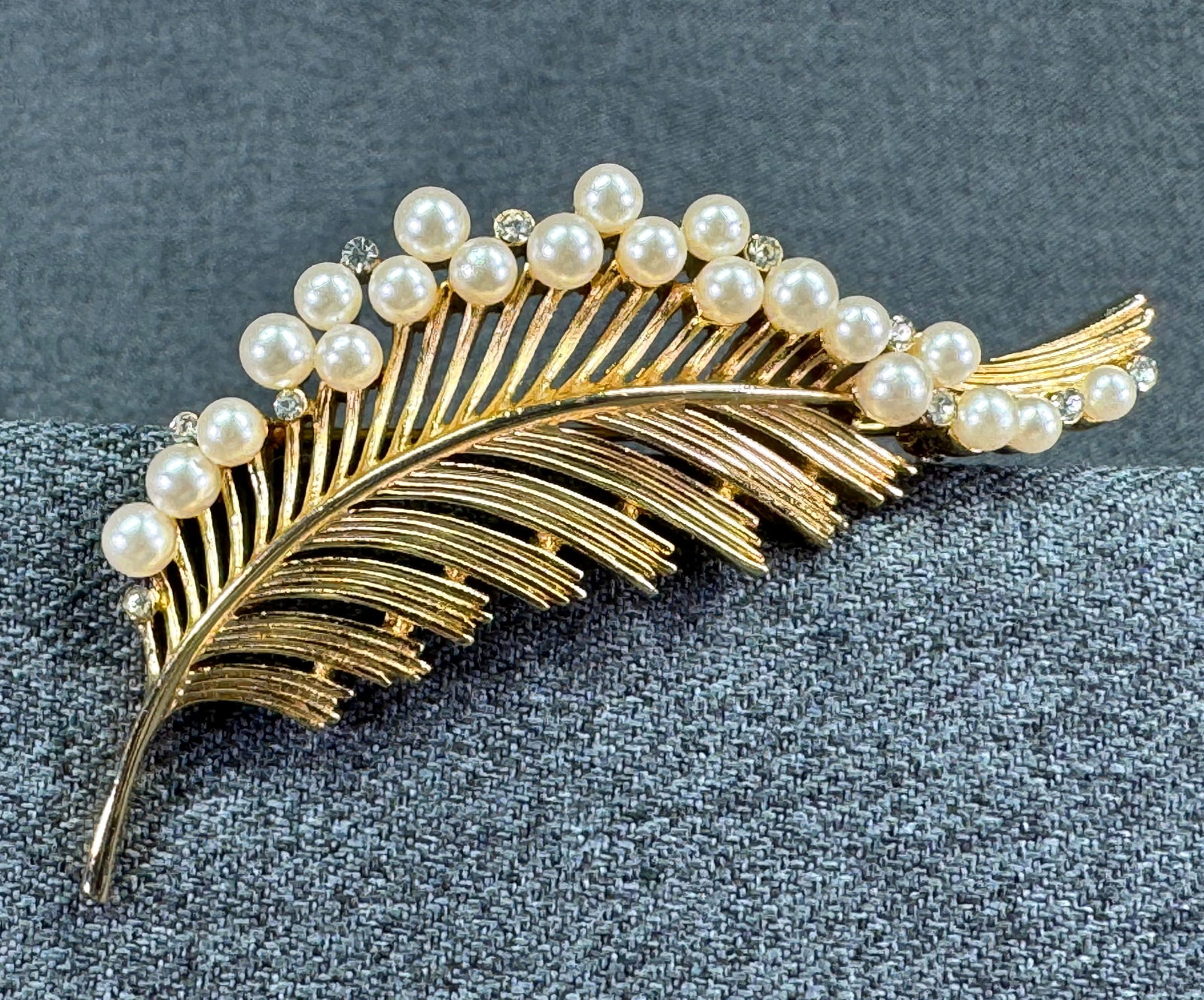 Vintage Crown Trifari Gold-Tone Pearly & Crystals Plume Pin Brooch. *M: Vintage Crown Trifari Gold-Tone Pearly & Crystals Plume Pin Brooch. Marked. For measures please refer to the pictures taken with a measuring tape. Weight: 22 Grams. IN HOUSE FLAT SHIPPING & HANDLING C