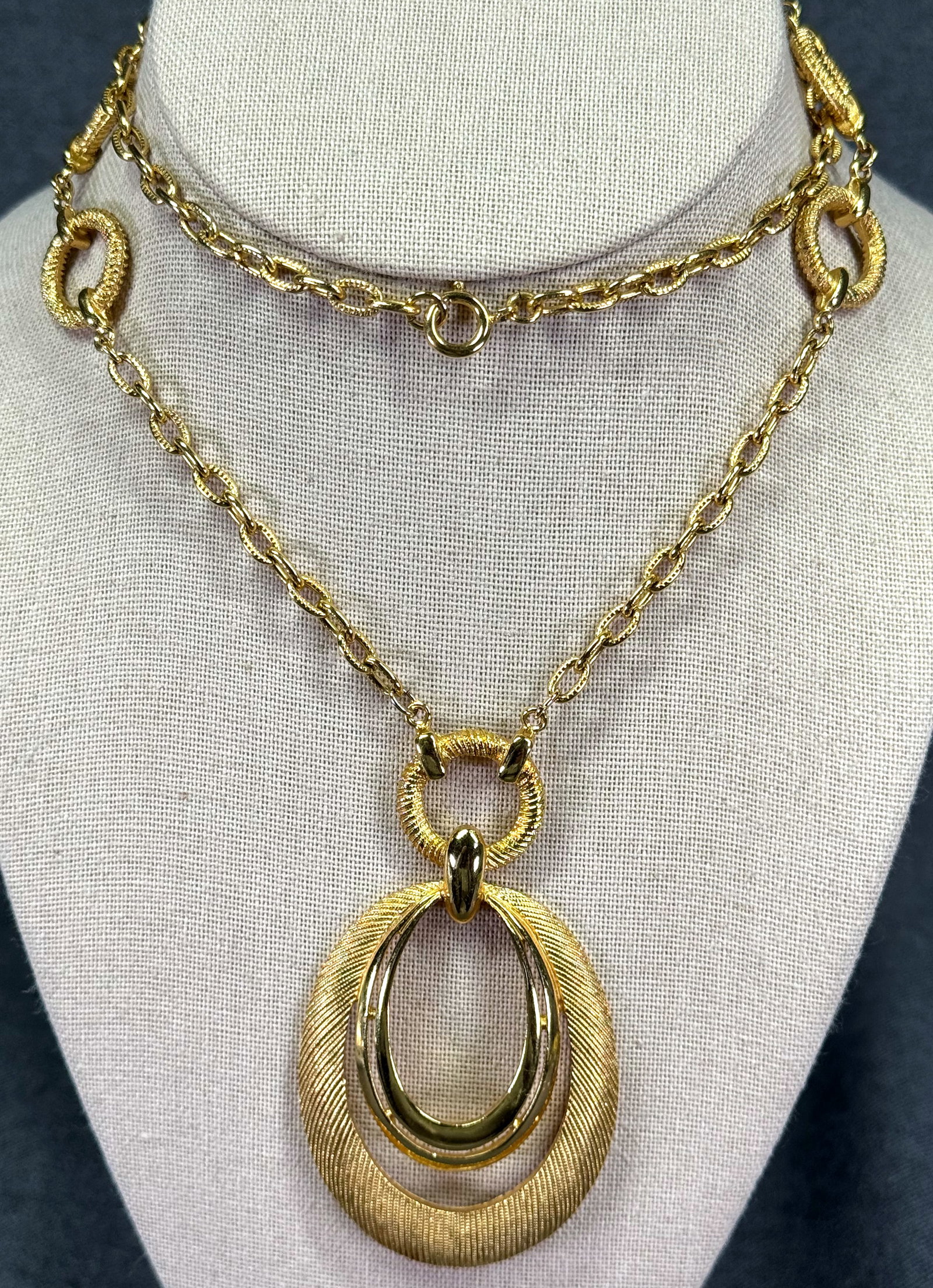 Vintage Crown Trifari Gold-Tone Nested Oval Pendant Necklace. *M (1 of 8)