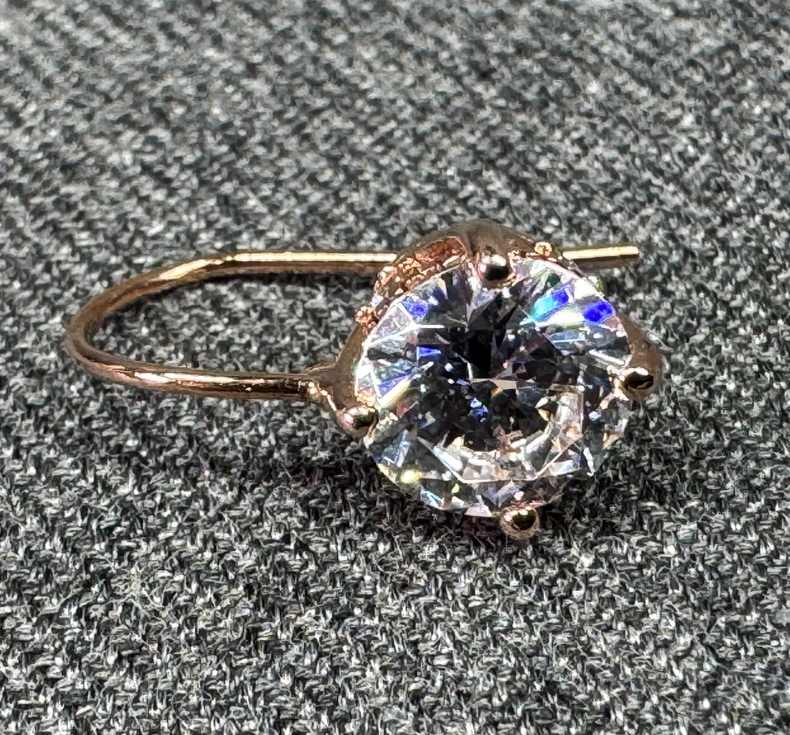 Vanna K Bella Luce Gold-Tone CZ Solitaire Single Hook Earring. *M: Vanna K Bella Luce Gold-Tone CZ Solitaire Single Hook Earring. Marked. For measures please refer to the pictures taken with a measuring tape. Weight: 2 Grams. IN HOUSE FLAT SHIPPING & HANDLING COST WI
