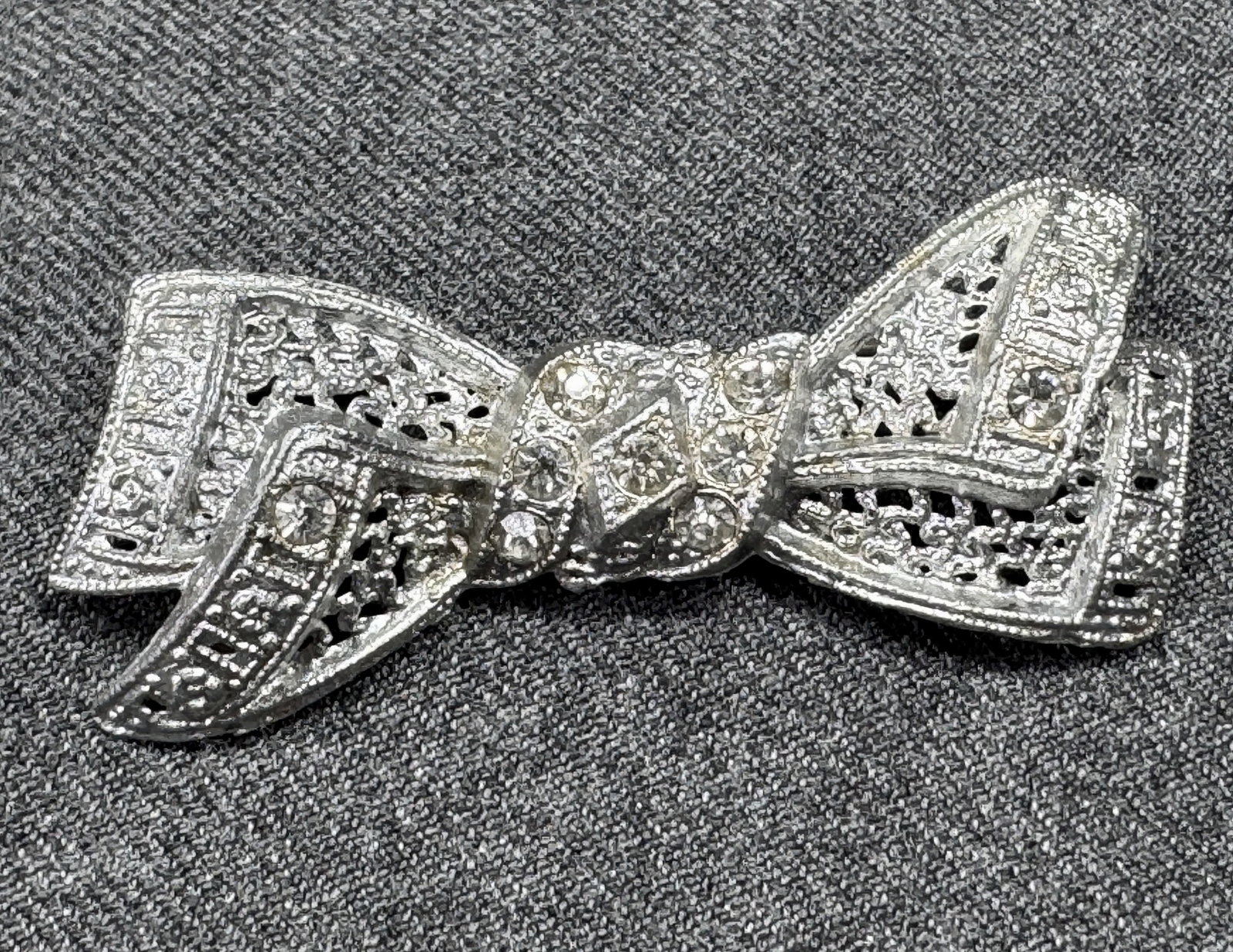 Vintage Art Deco Pot Metal Rhinestone Bow Brooch. *M: Vintage Art Deco Pot Metal Rhinestone Bow Brooch. Unmarked. For measures please refer to the pictures taken with a measuring tape. Weight: 11 Grams. IN HOUSE FLAT SHIPPING & HANDLING COST WITHIN ALL T