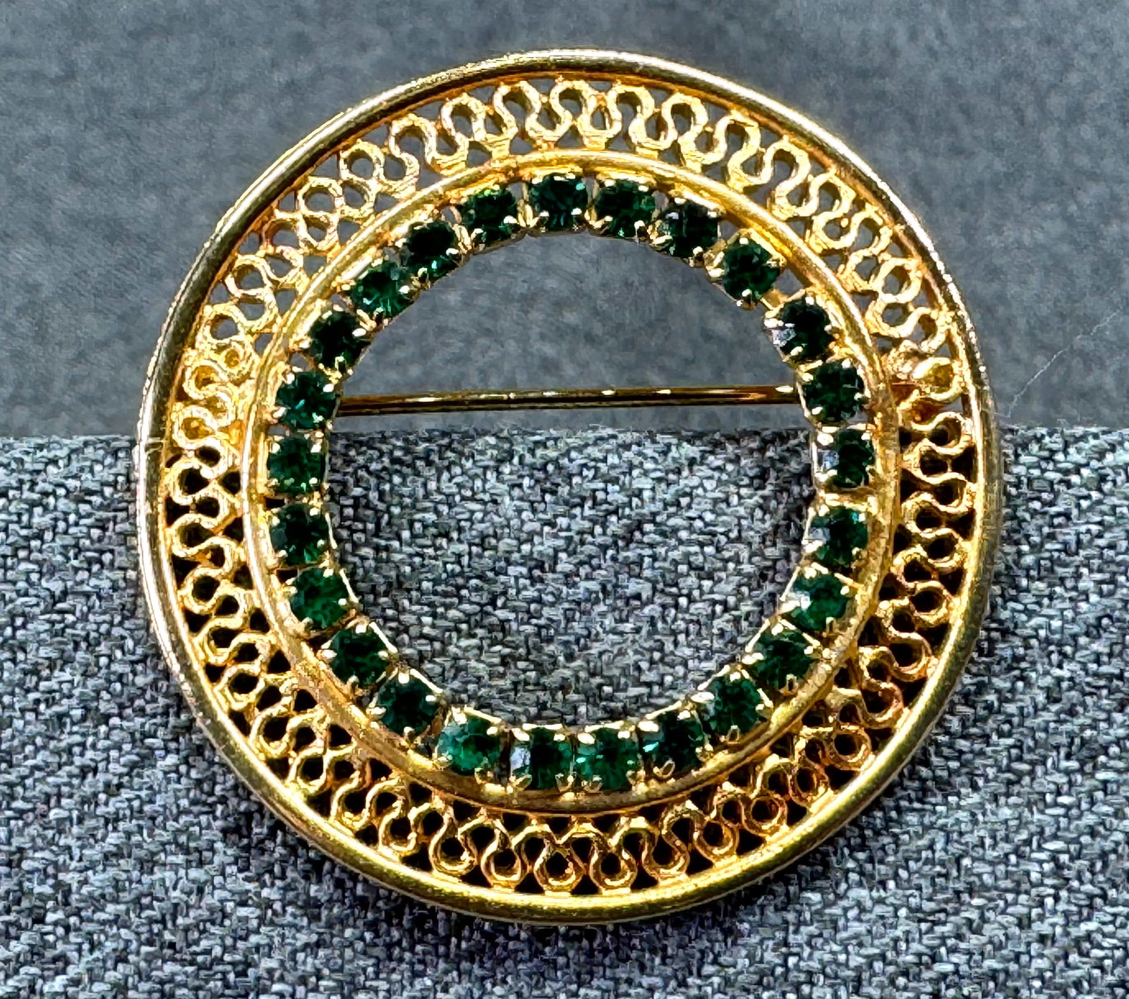 Vintage Openwork Filigree Circle Wreath Pin Brooch, Green Crystals. *M: Vintage Openwork Filigree Circle Wreath Pin Brooch, Green Crystals. Unmarked. For measures please refer to the pictures taken with a measuring tape. Weight: 6 Grams. IN HOUSE FLAT SHIPPING & HANDLING 