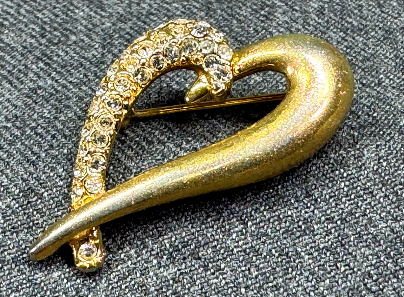 Vintage Monet Heart Pin Brooch. Rhinestones, Glitter enamel Gold-tone. *M: Vintage Monet Heart Pin Brooch. Rhinestones, Glitter enamel Gold-tone. Marked. For measures please refer to the pictures taken with a measuring tape. Weight: 6 Grams. IN HOUSE FLAT SHIPPING & HANDLING