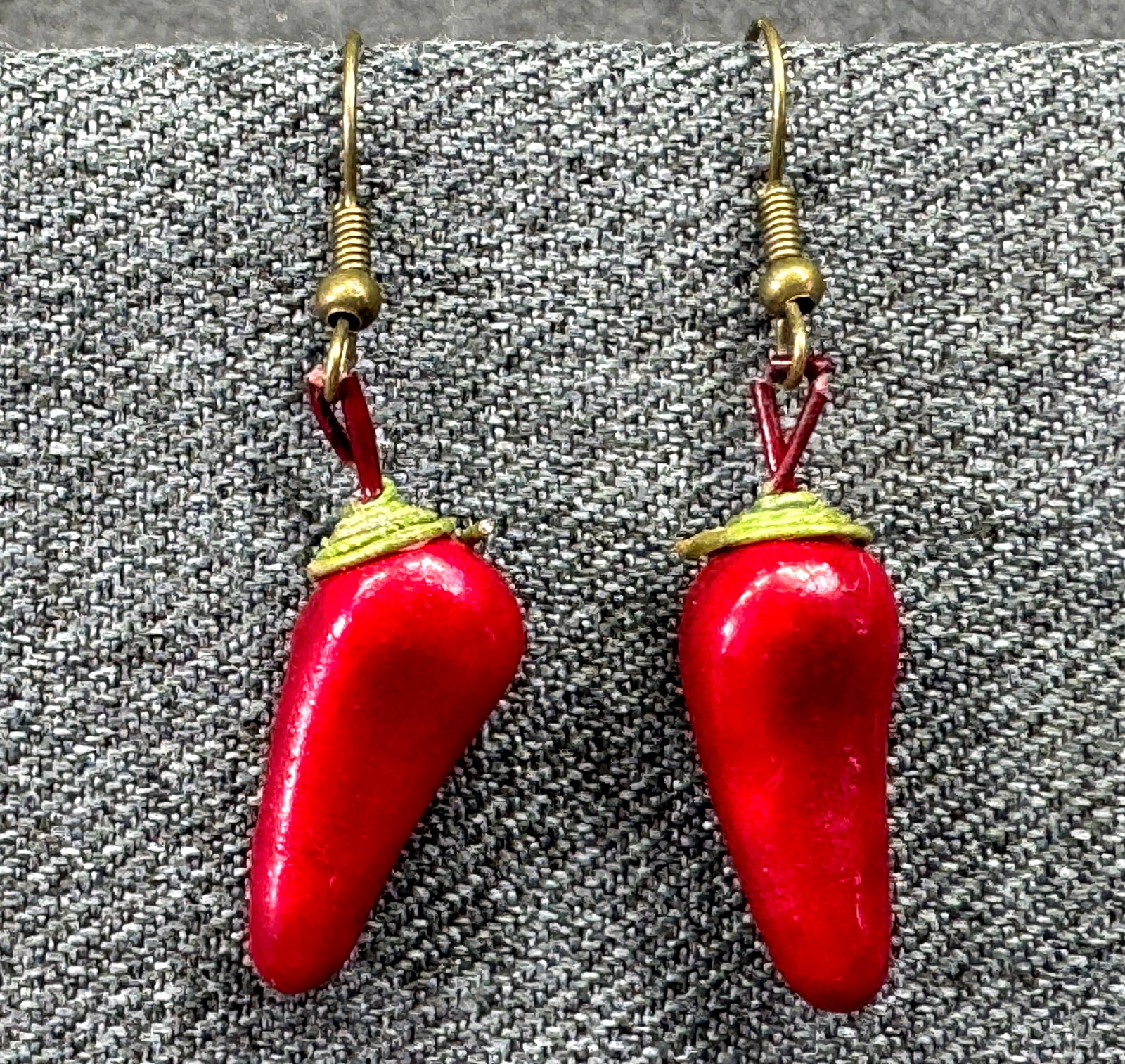Vintage 1940s Lacquered Chili Pepper Dangle Hook Earrings. *M: Vintage 1940s Lacquered Chili Pepper Dangle Hook Earrings. . Unmarked. For measures please refer to the pictures taken with a measuring tape. Weight: 2 Grams. IN HOUSE FLAT SHIPPING & HANDLING COST WI