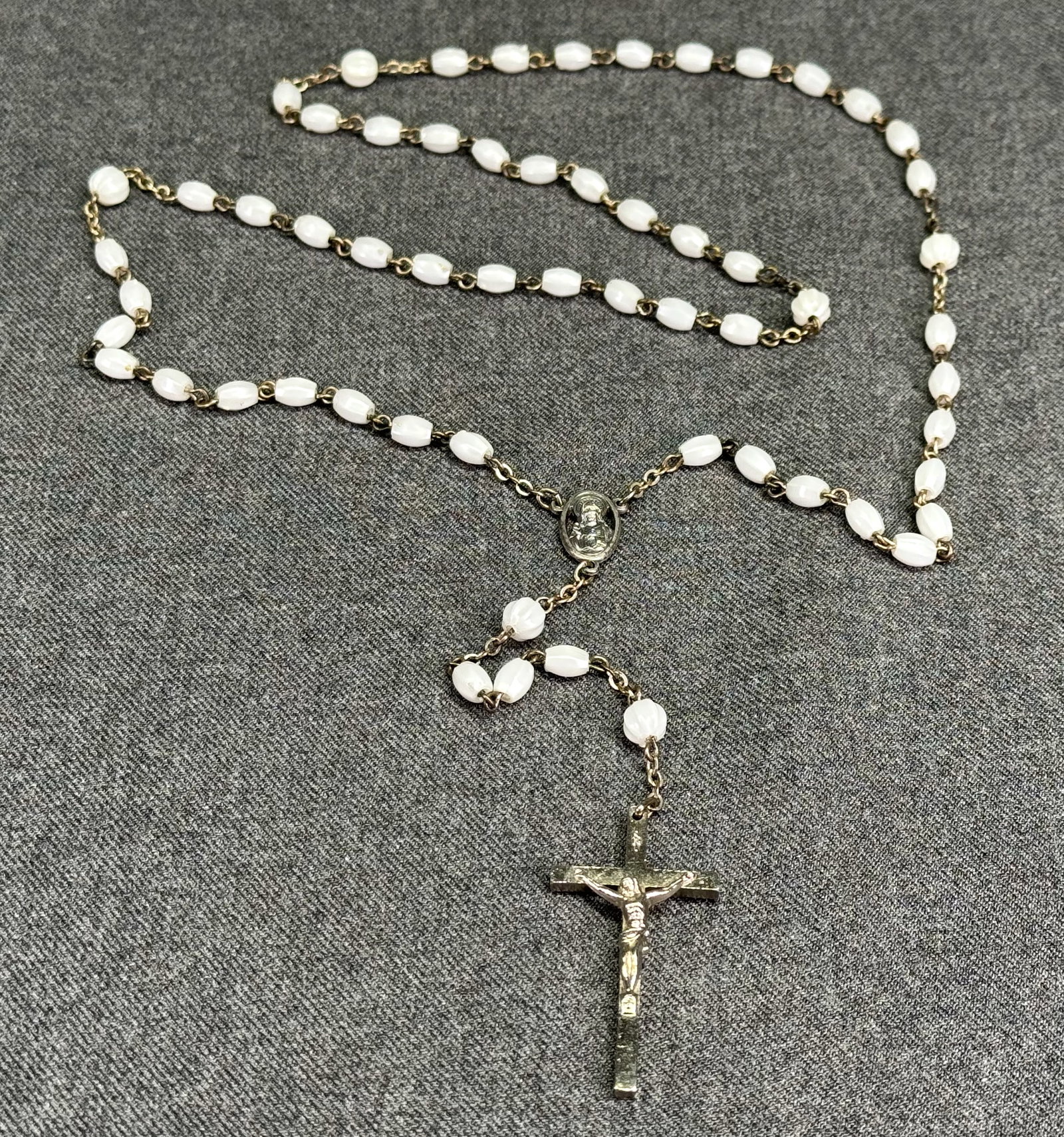 Vintage Italian Pearly White Thermoplastic Bead Rosary. *M: Vintage Italian Pearly White Thermoplastic Bead Rosary Silver-tone. Marked. For measures please refer to the pictures taken with a measuring tape. Weight: 17 Grams. IN HOUSE FLAT SHIPPING & HANDLING C