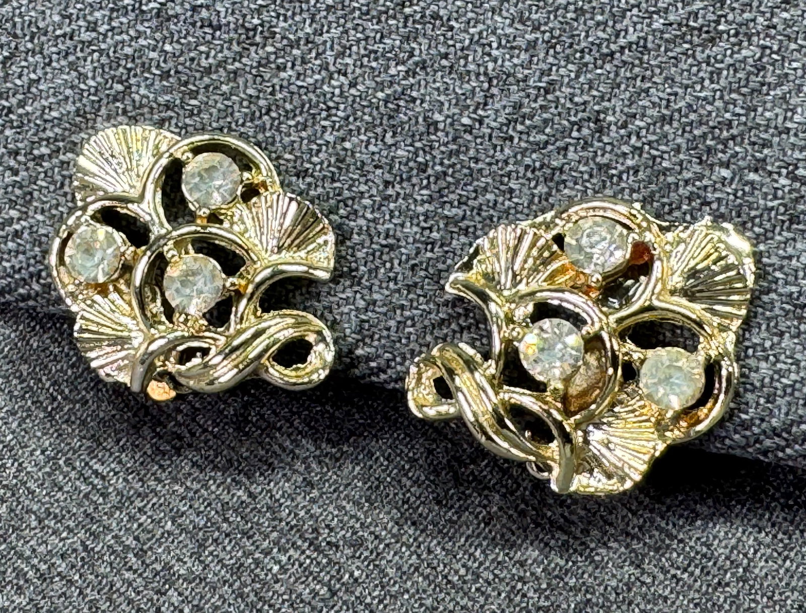 Vintage Coro Style Gold-Tone Openwork Ginkgo Fan Clip-On Earrings. Clear rhinestones *M: Vintage Coro Style Gold-Tone Openwork Ginkgo Fan Clip-On Earrings. Clear rhinestones Unmarked. For measures please refer to the pictures taken with a measuring tape. Weight: 11 Grams. IN HOUSE FLAT SH