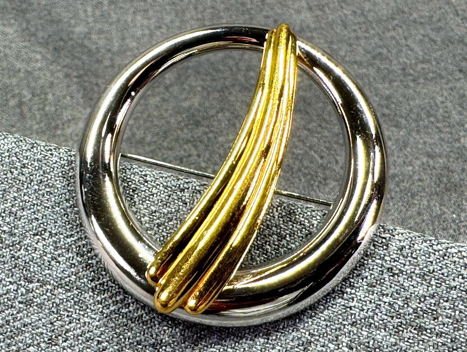 Vintage 1980s Monet Silver/Gold-toned Circle Pin Brooch. *M: Vintage 1980s Monet Silver/Gold-toned Circle Pin Brooch. Marked. For measures please refer to the pictures taken with a measuring tape. Weight: 21 Grams. IN HOUSE FLAT SHIPPING & HANDLING COST WITHIN 