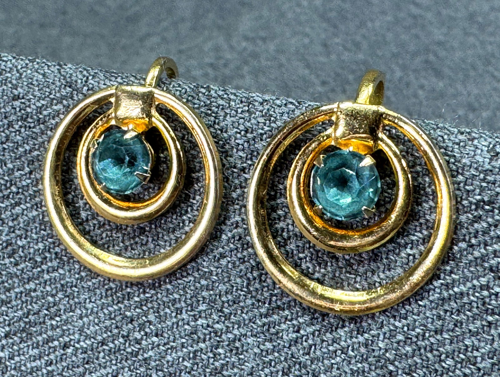 Vintage MCM Concentric Hoop Screw Back Earrings. Blue Rhinestone. Gold-Tone. *M: Vintage MCM Concentric Hoop Screw Back Earrings. Blue Rhinestone. Gold-Tone. Unmarked. For measures please refer to the pictures taken with a measuring tape. Weight: 6 Grams. IN HOUSE FLAT SHIPPING & 