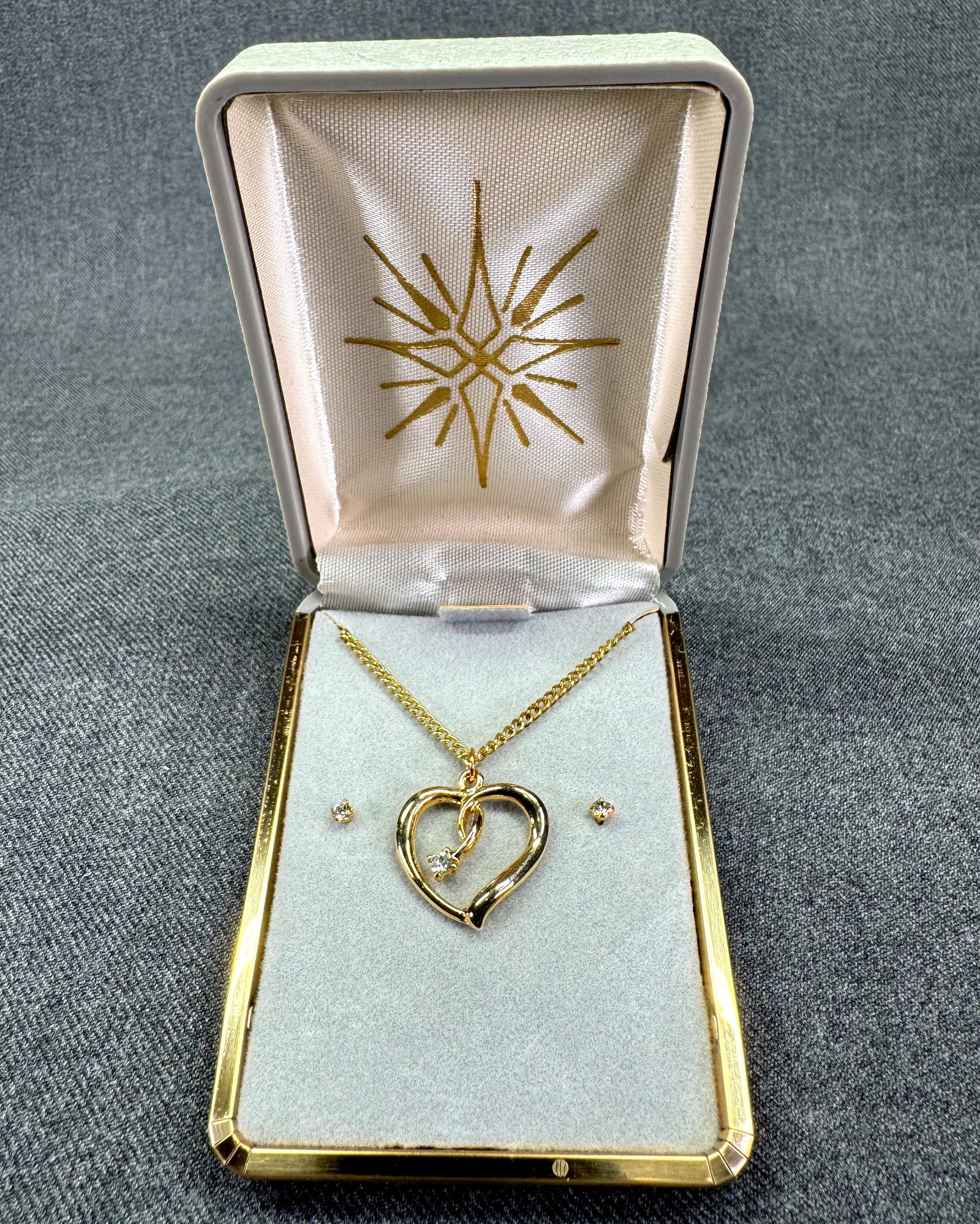 Vintage Heart Necklace & Stud Earrings Set in Box.Clear Crystal Gold-Tone *M: Vintage Heart Necklace & Stud Earrings Set in Box.Clear Crystal Gold-Tone. Unmarked. For measures please refer to the pictures taken with a measuring tape. Weight: Grams. IN HOUSE FLAT SHIPPING & HAND