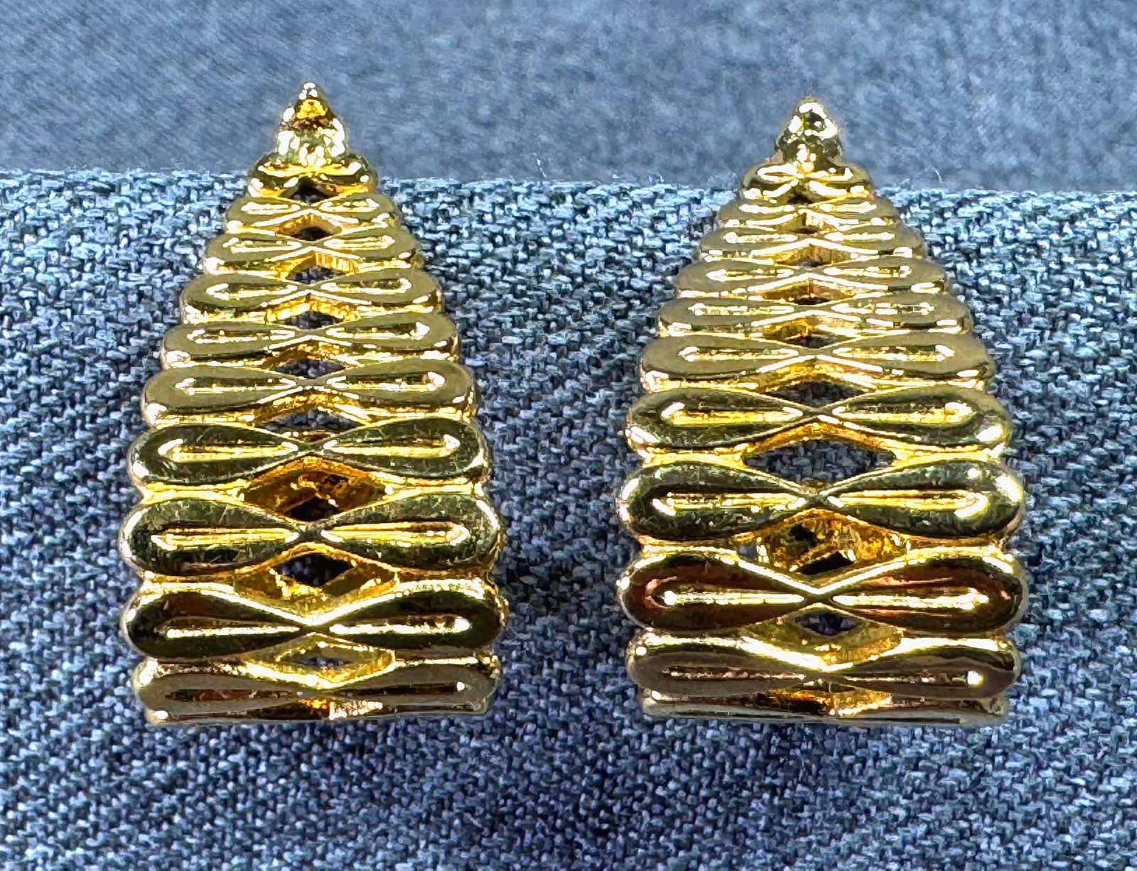 Vintage Gold-tone Infinity Knot Triangle Stud Earrings. *M: Vintage Gold-tone Infinity Knot Triangle Stud Earrings. Unmarked. For measures please refer to the pictures taken with a measuring tape. Weight: 8 Grams. IN HOUSE FLAT SHIPPING & HANDLING COST WITHIN 