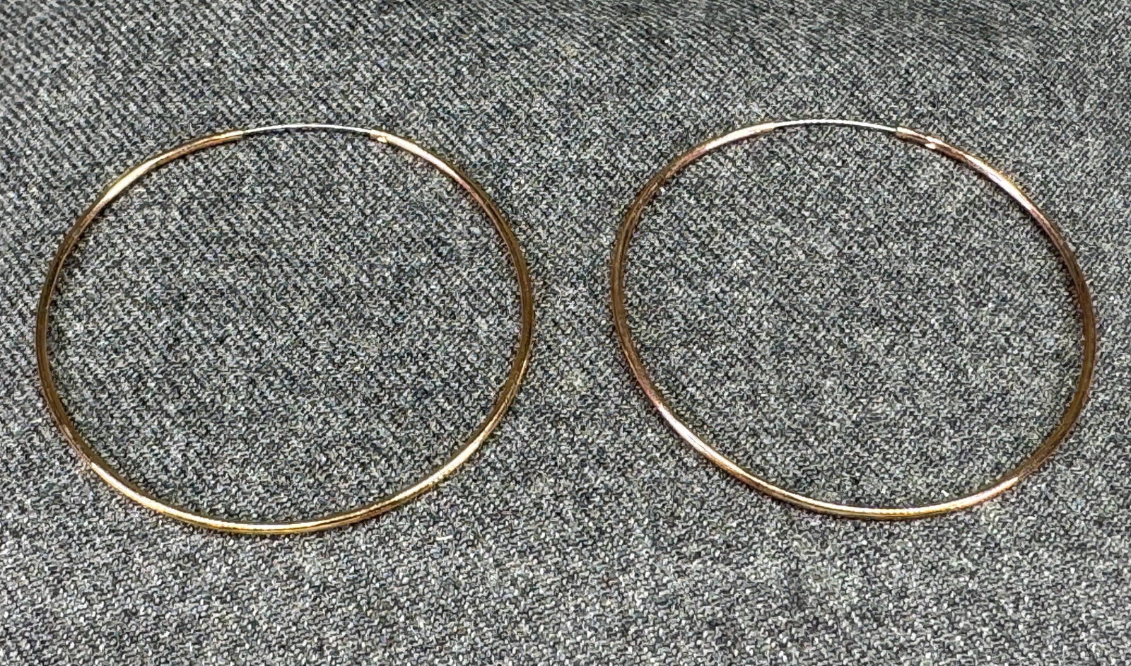 Gold-tone Endless Hoop Earrings. *M: Gold-tone Endless Hoop Earrings. For measures please refer to the pictures taken with a measuring tape. Weight: 1.50 Grams. IN HOUSE FLAT SHIPPING & HANDLING COST WITHIN ALL THE U.S. : $7 To bypass Li